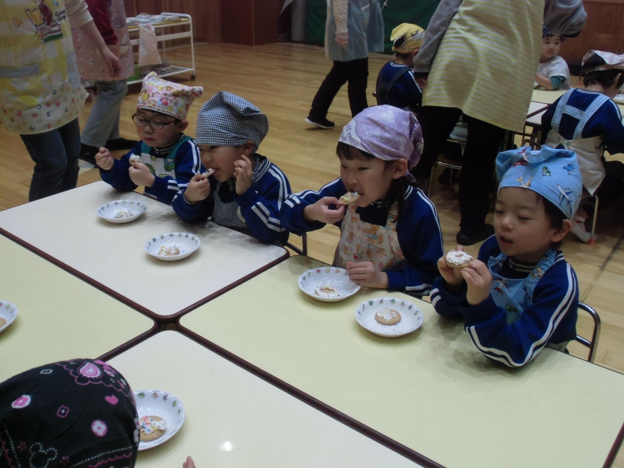 皆でお菓子を食べる様子