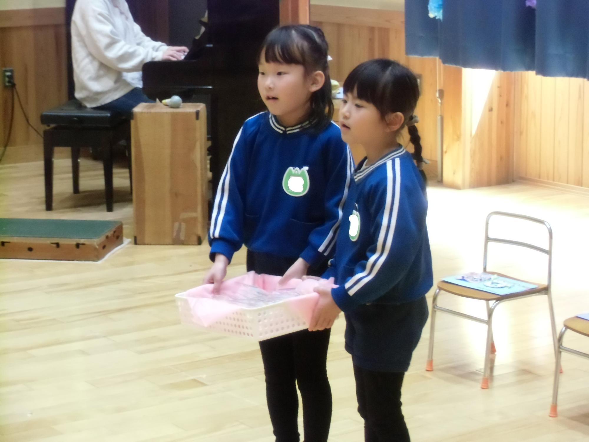 御礼の歌を歌うきりん組