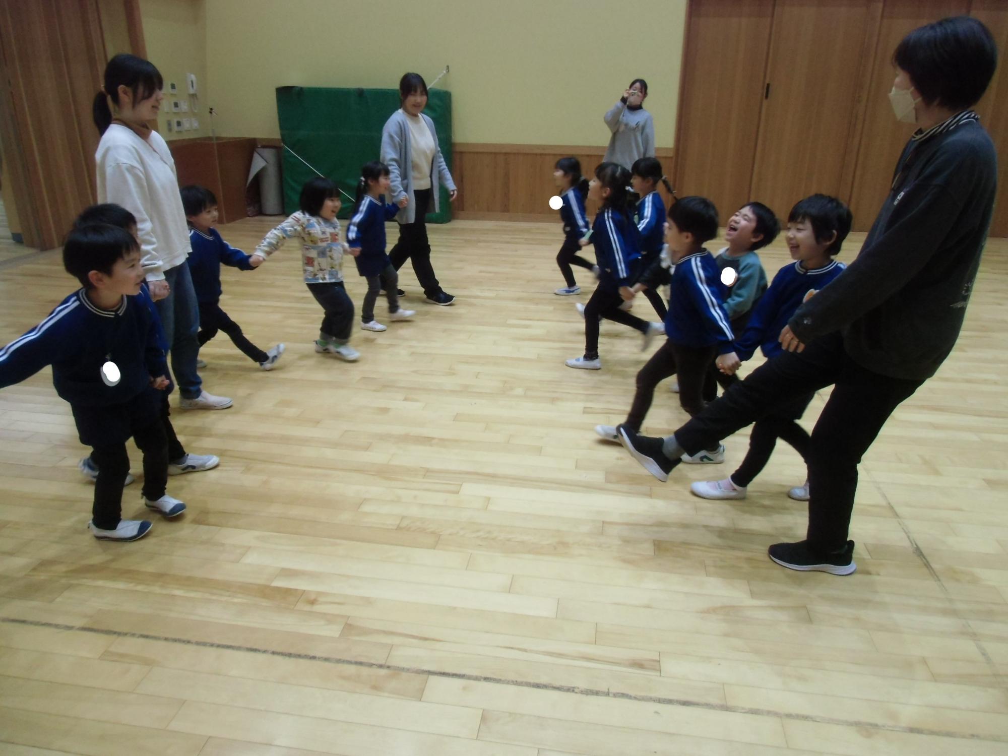 はないちもんめを皆で楽しむ様子