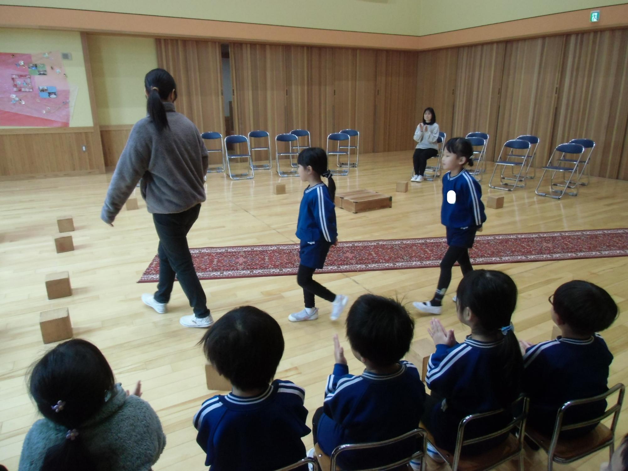 卒園児が歩く様子