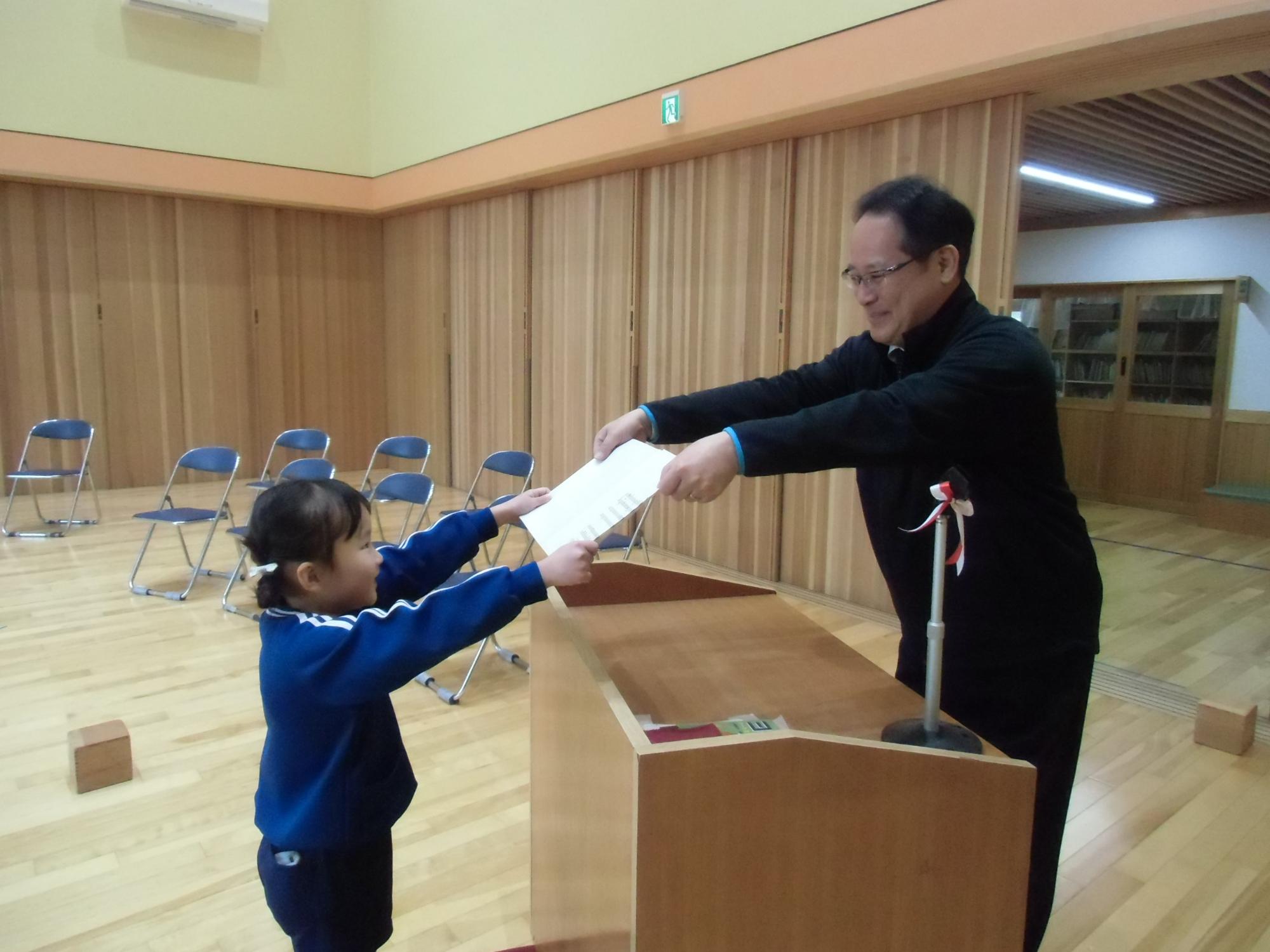 証書を受け取る様子