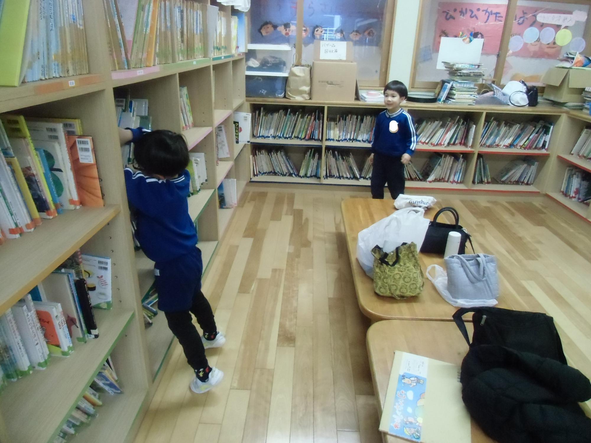 図書館掃除をする様子