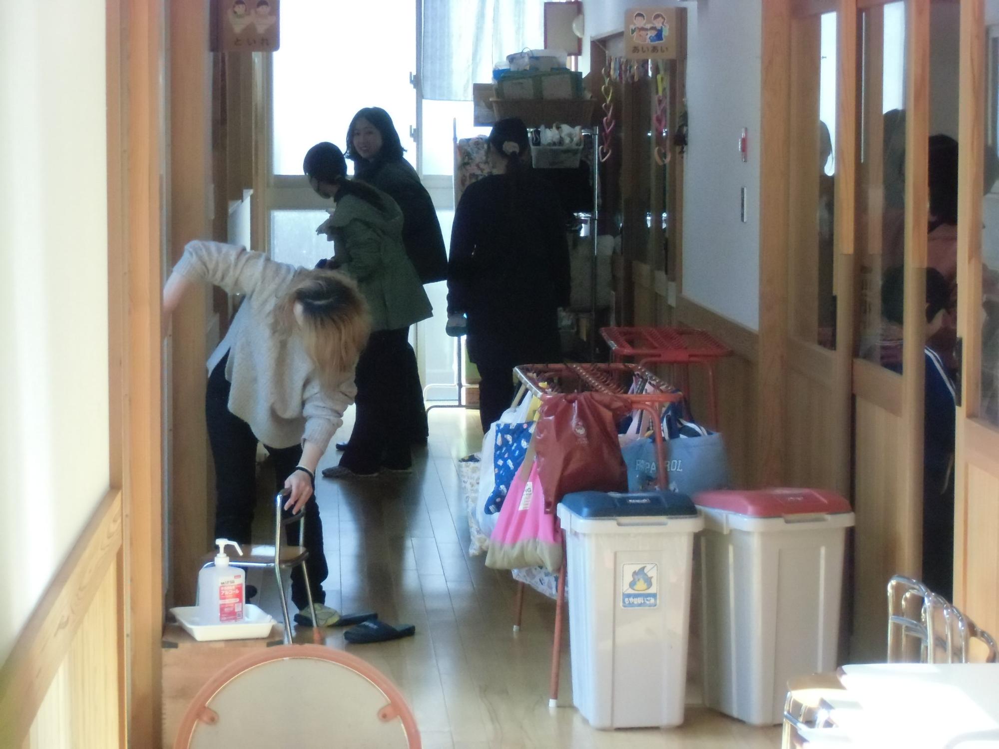 保護者が掃除をする様子