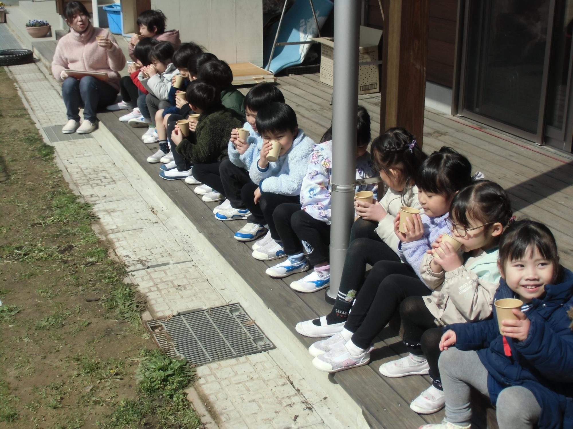 ジュースで乾杯する様子