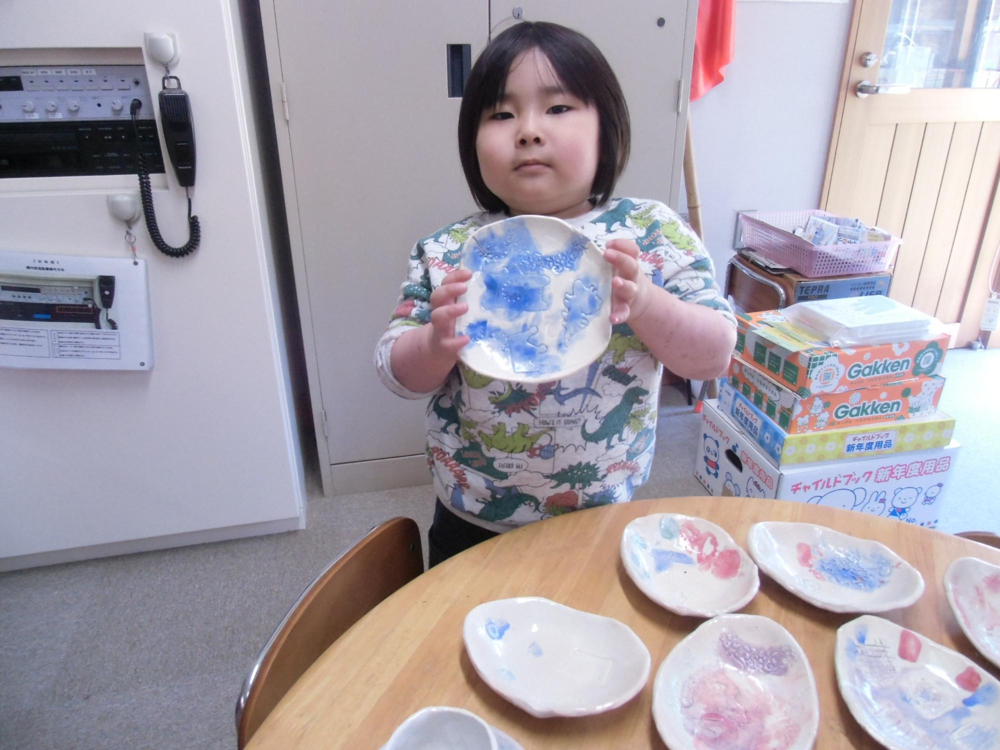 皿を持つ園児の様子