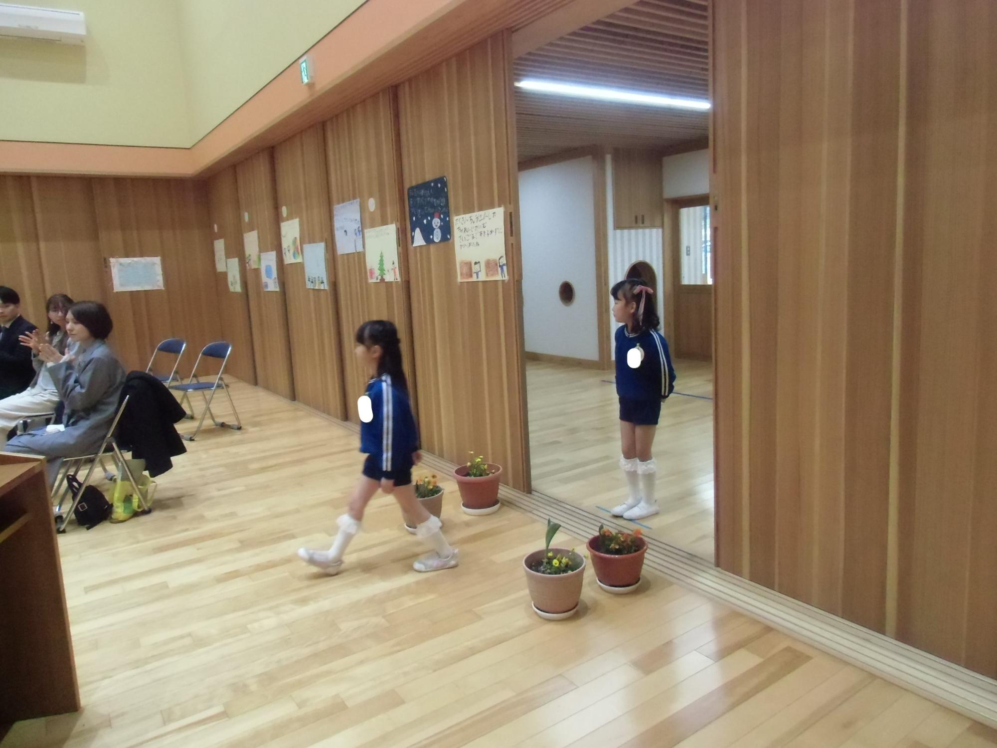 入場するきりん組