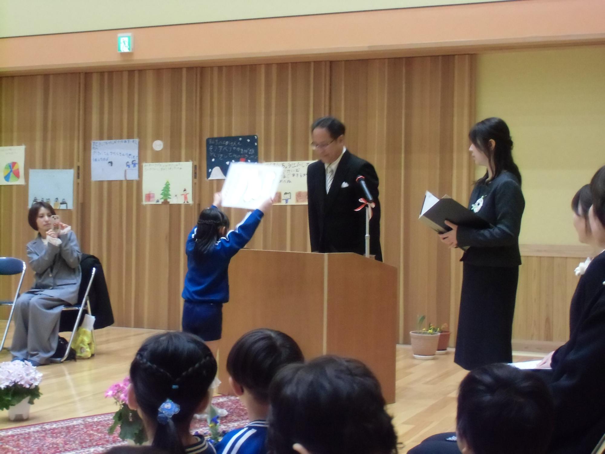 証書をもらうきりん組