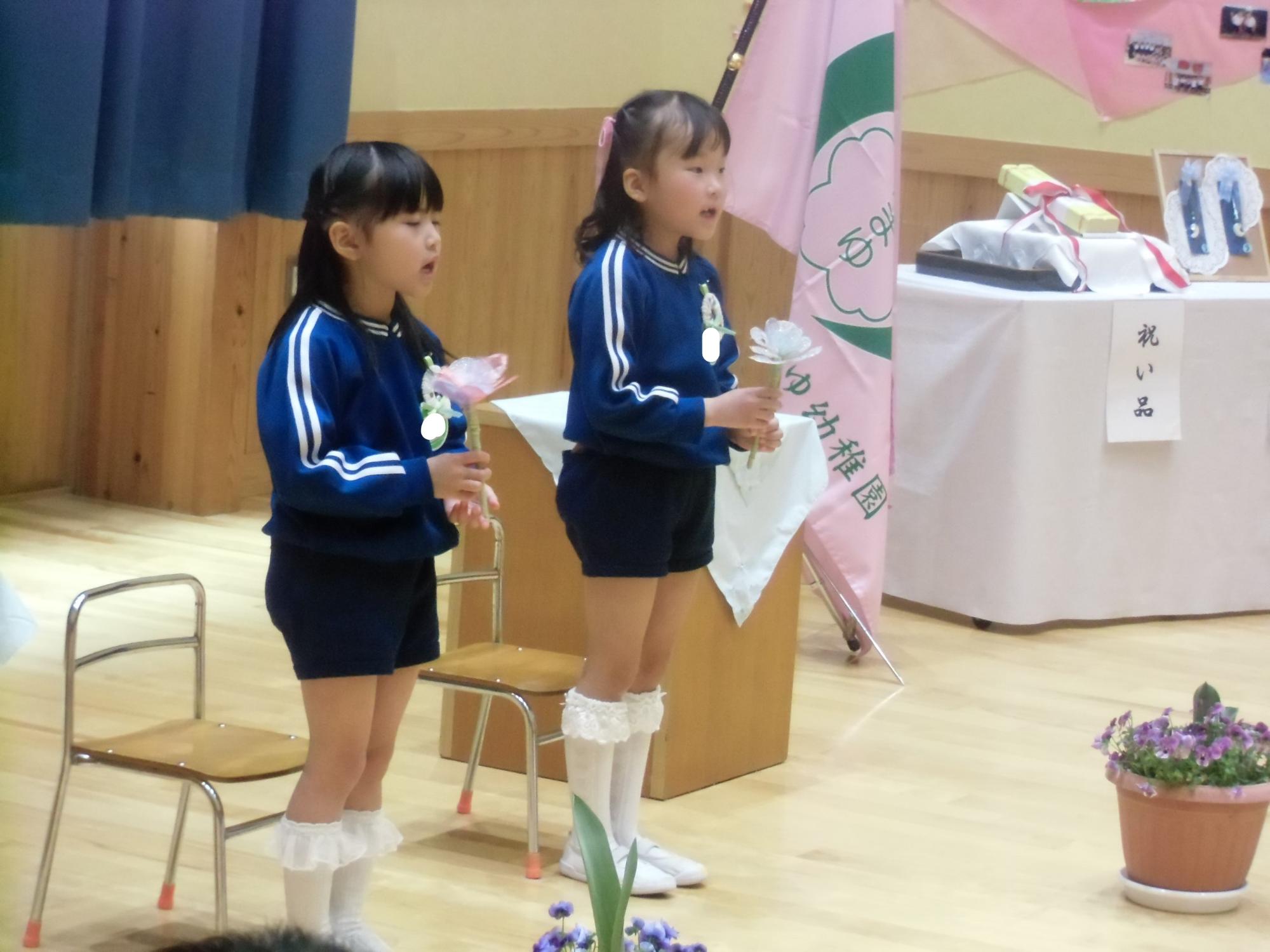 二人で歌う様子