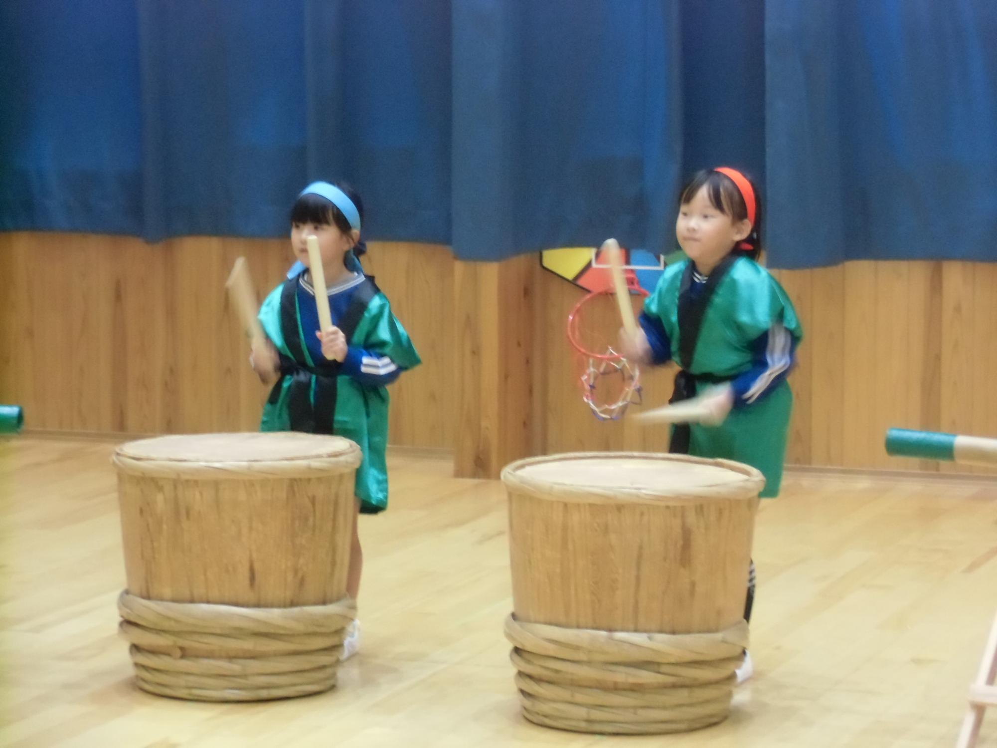 年長さんが叩く様子