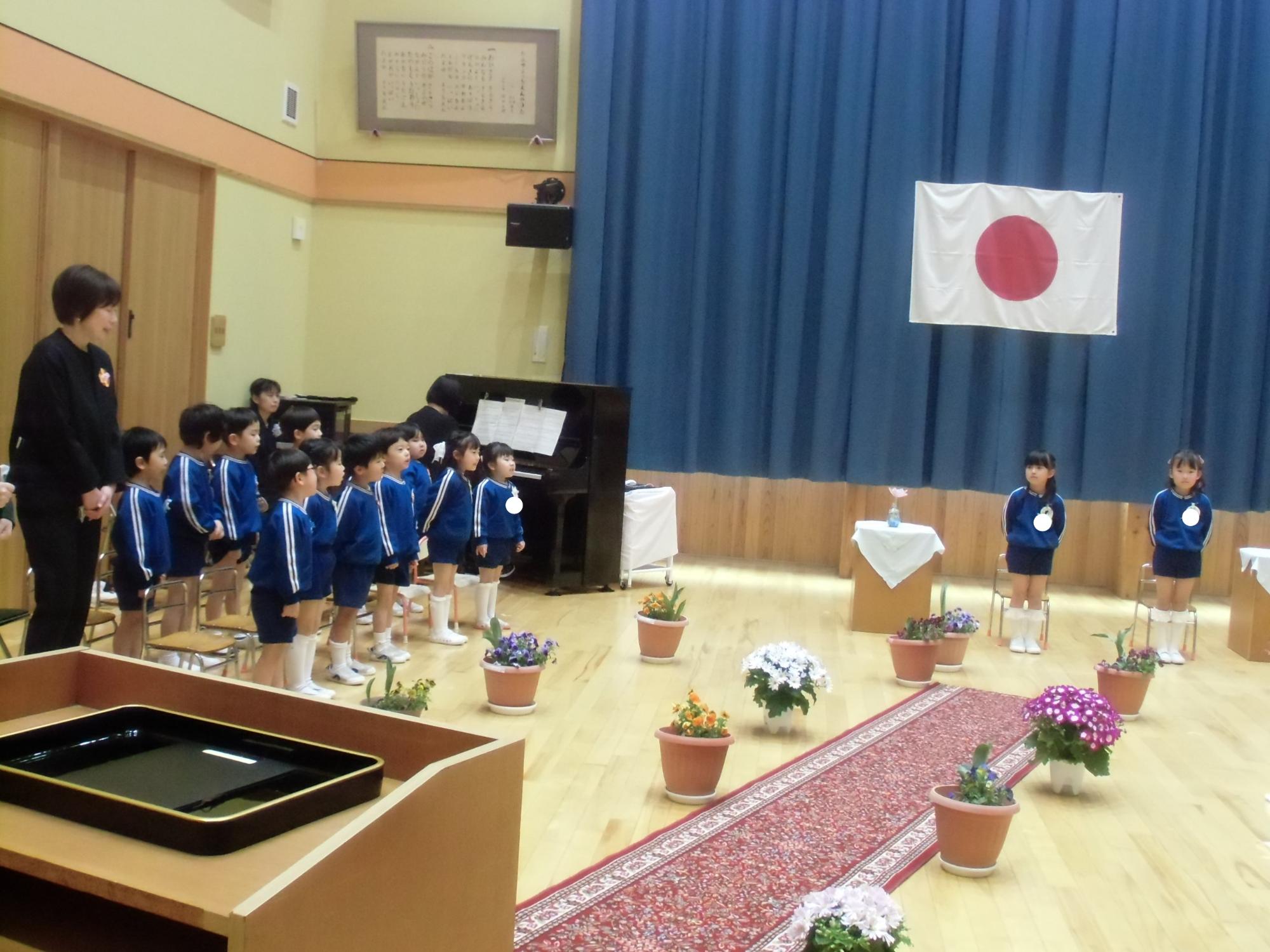 うさぎぱんだ組さんが歌う様子