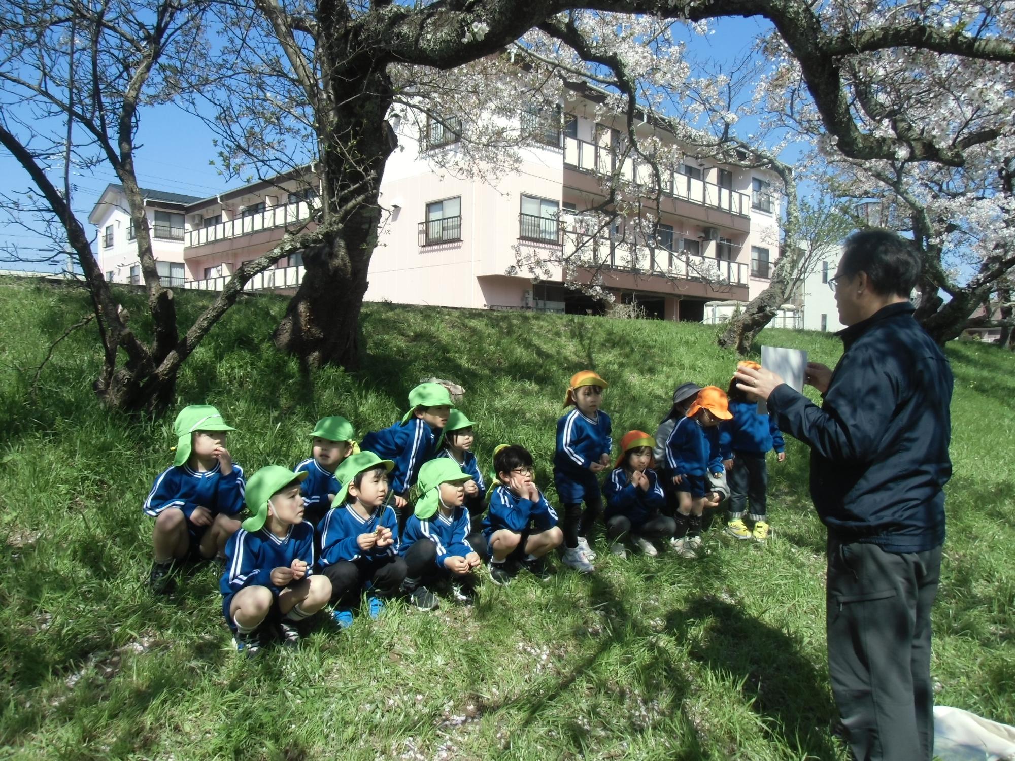 園長先生の話を聞くこども達