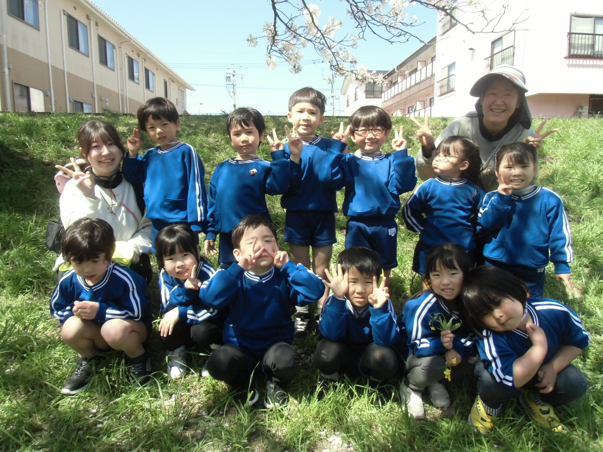 桜の木の下での集合写真