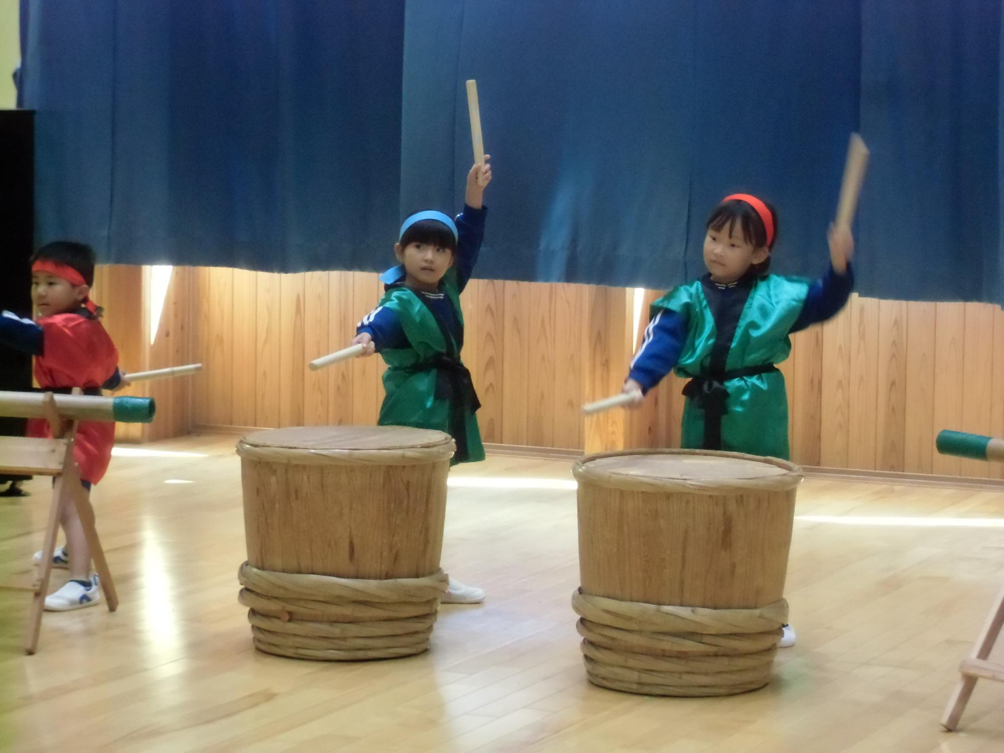 ポーズをとる様子