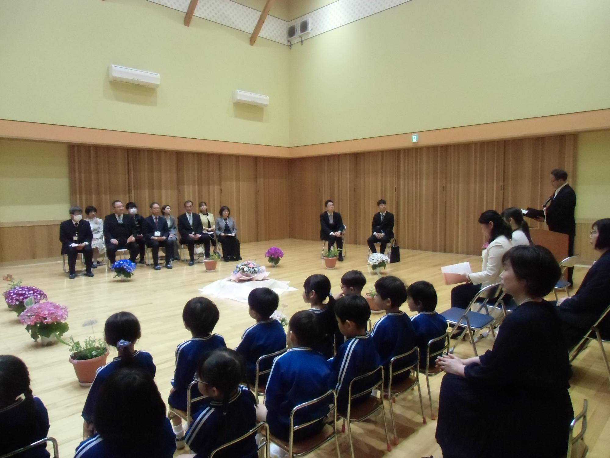 園長先生の話を上手に聞く様子