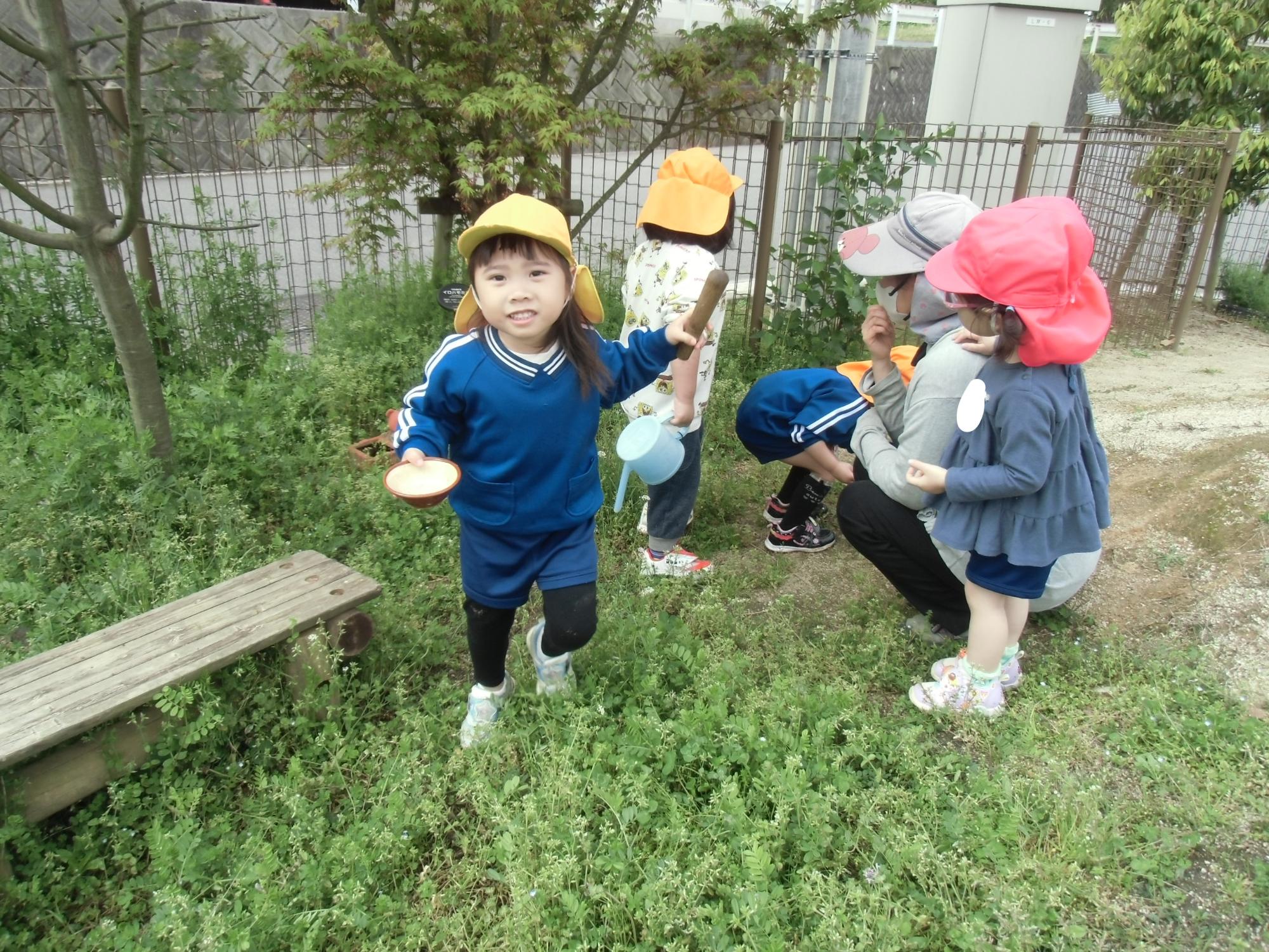 草花を見る様子