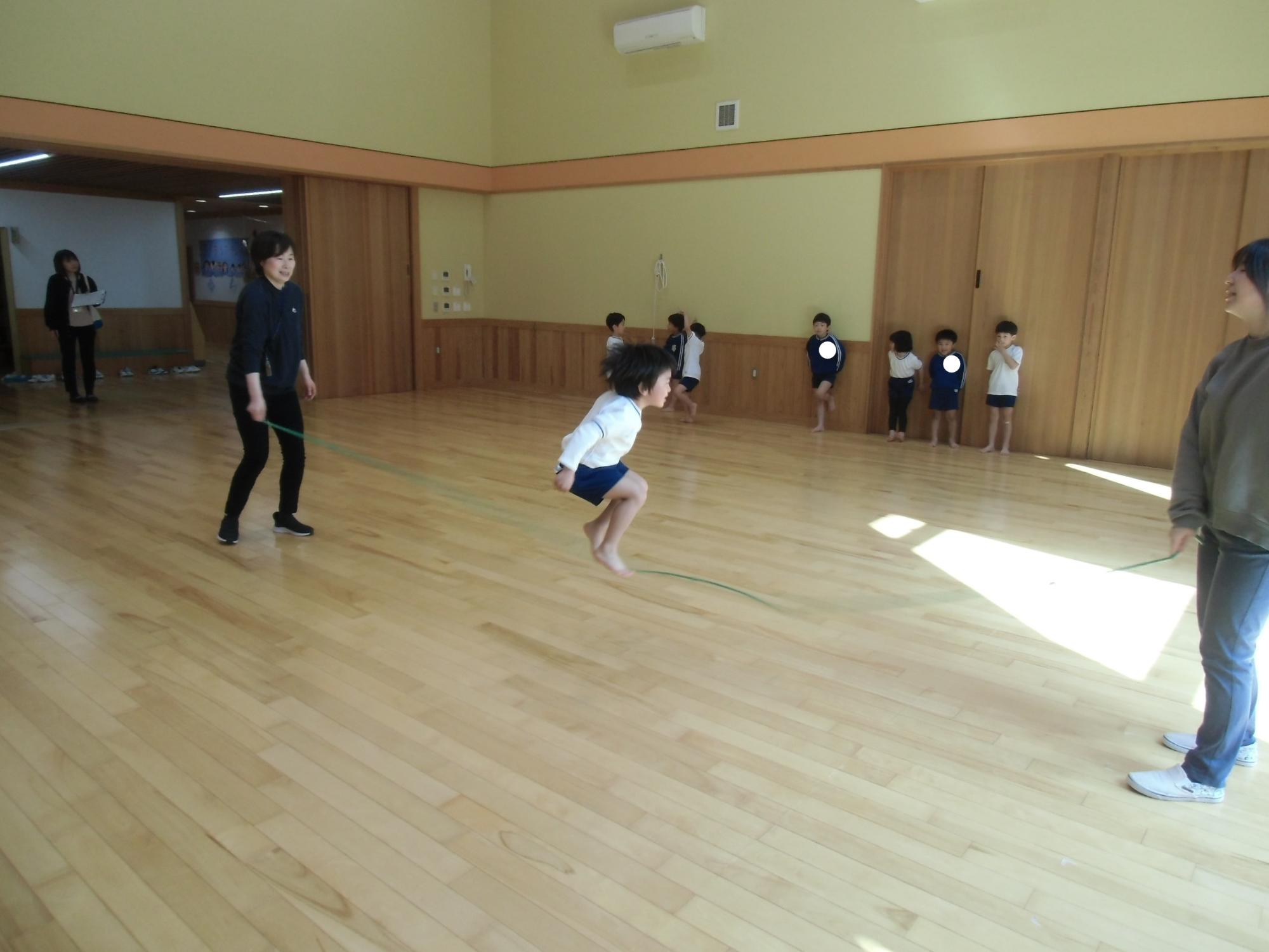 長縄を喜ぶ様子