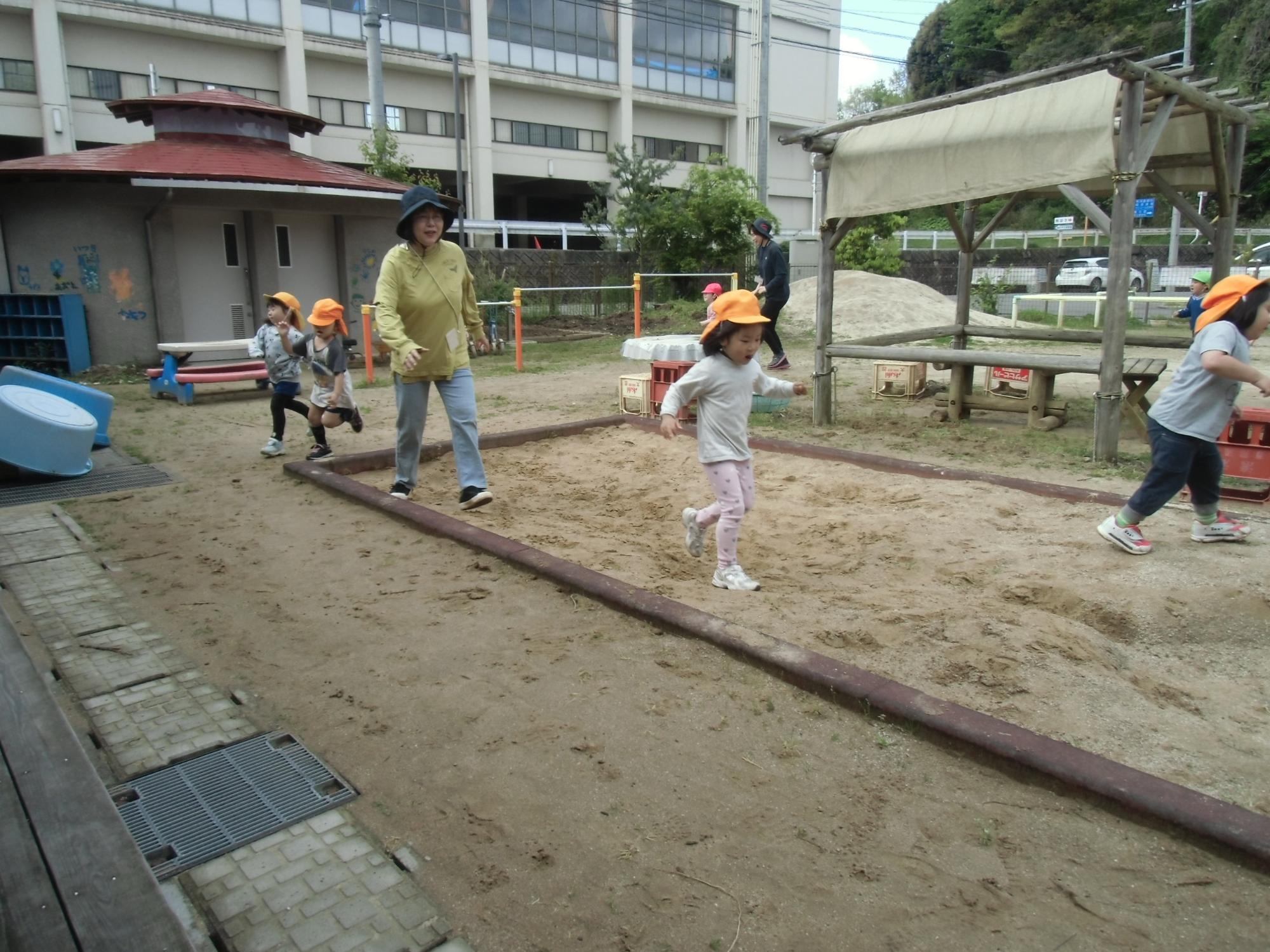 園庭を走る様子