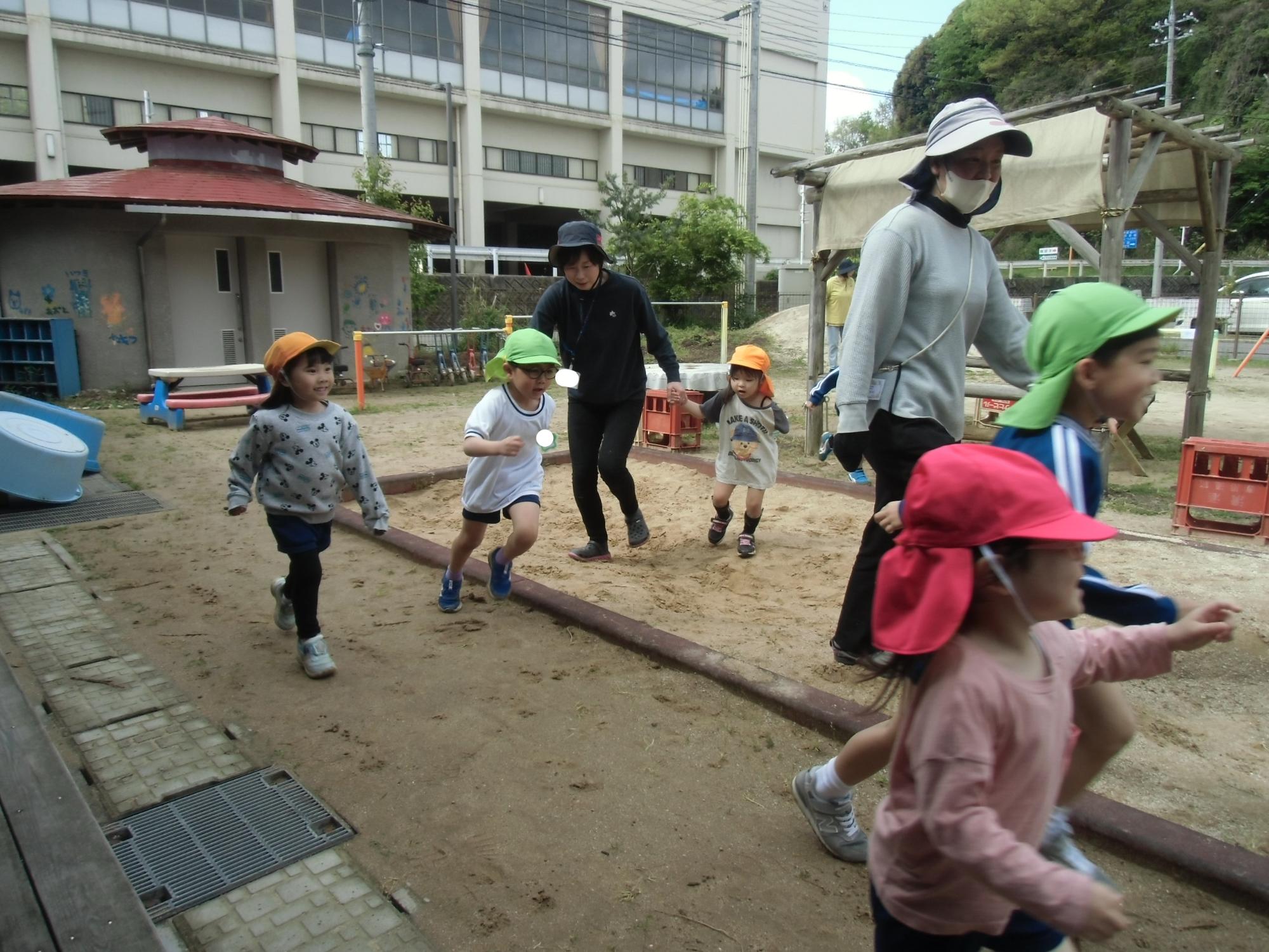 一生懸命園庭を走る様子