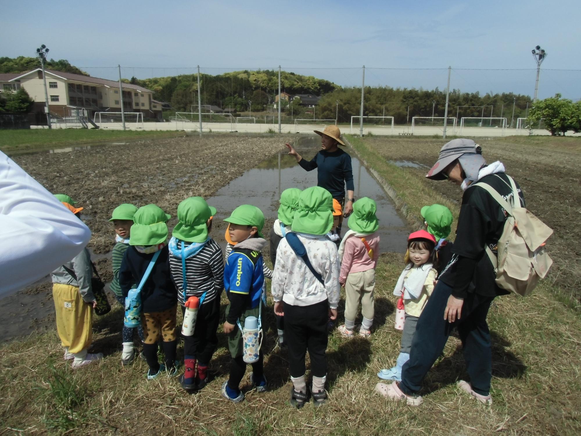 話を聞くこどもの様子
