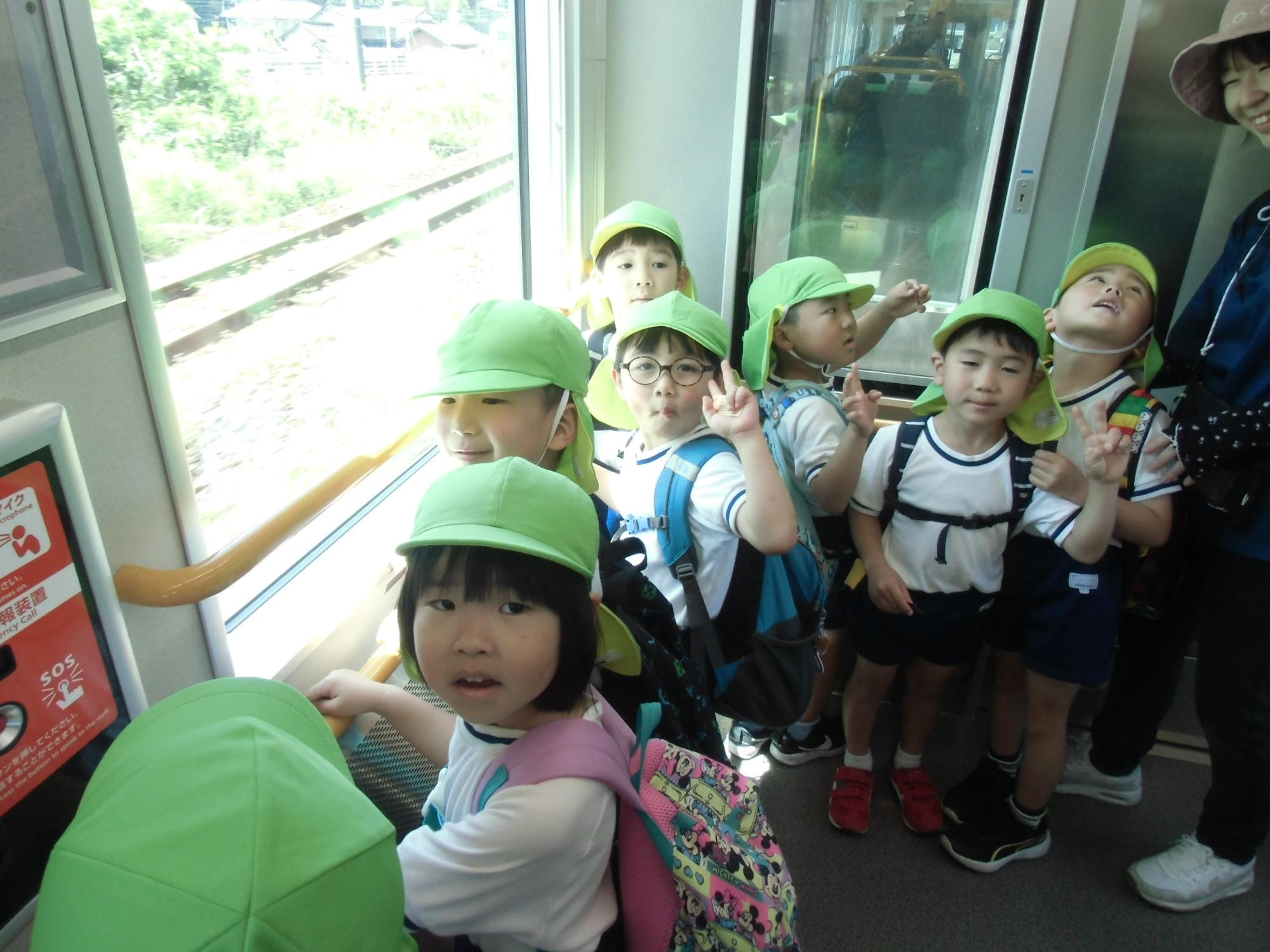 電車に乗る様子