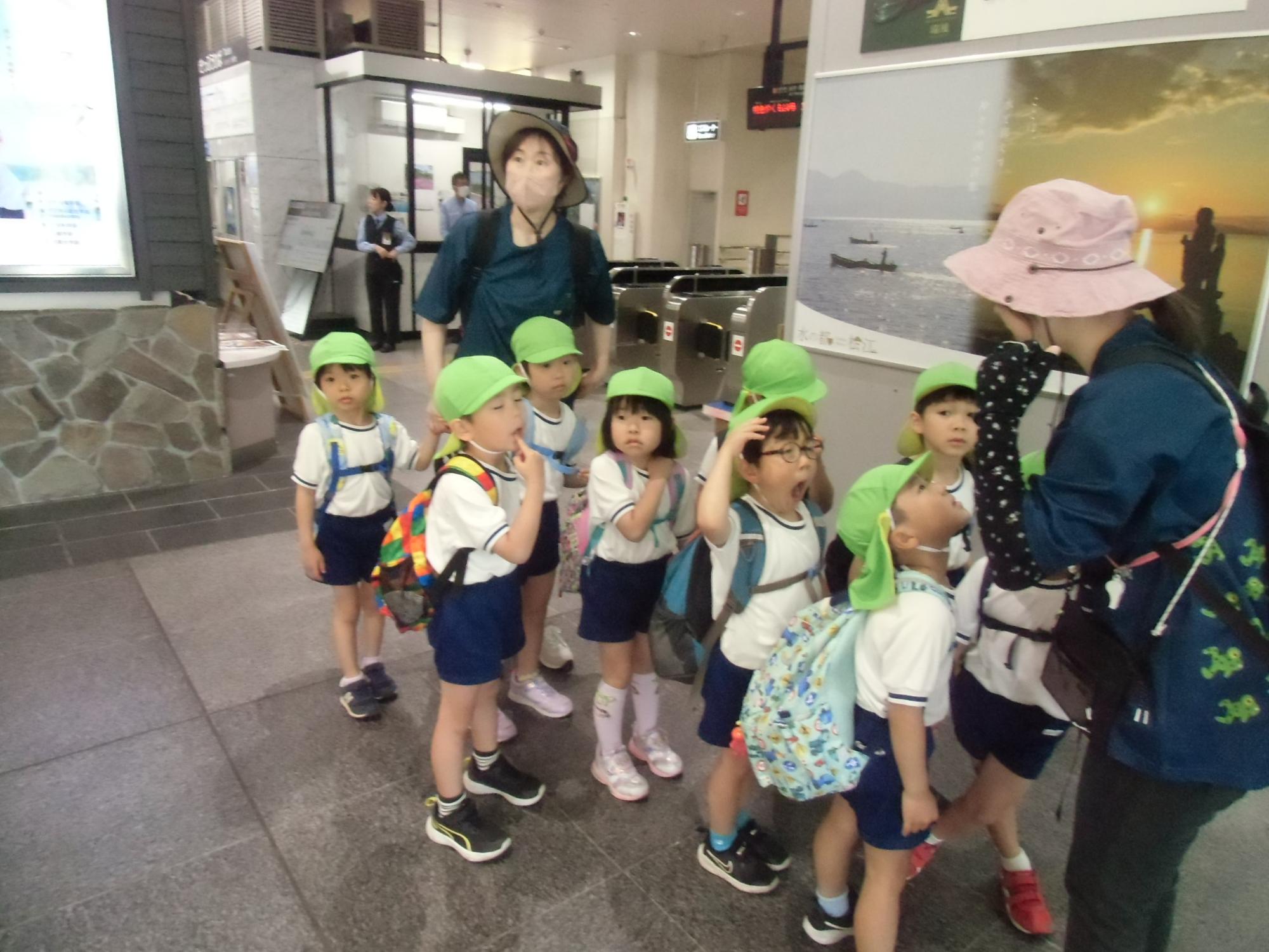 駅に着いた様子