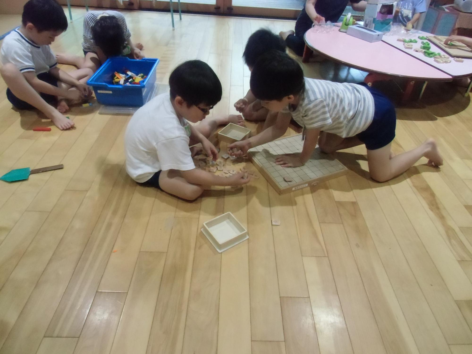ボードゲームで遊ぶ様子