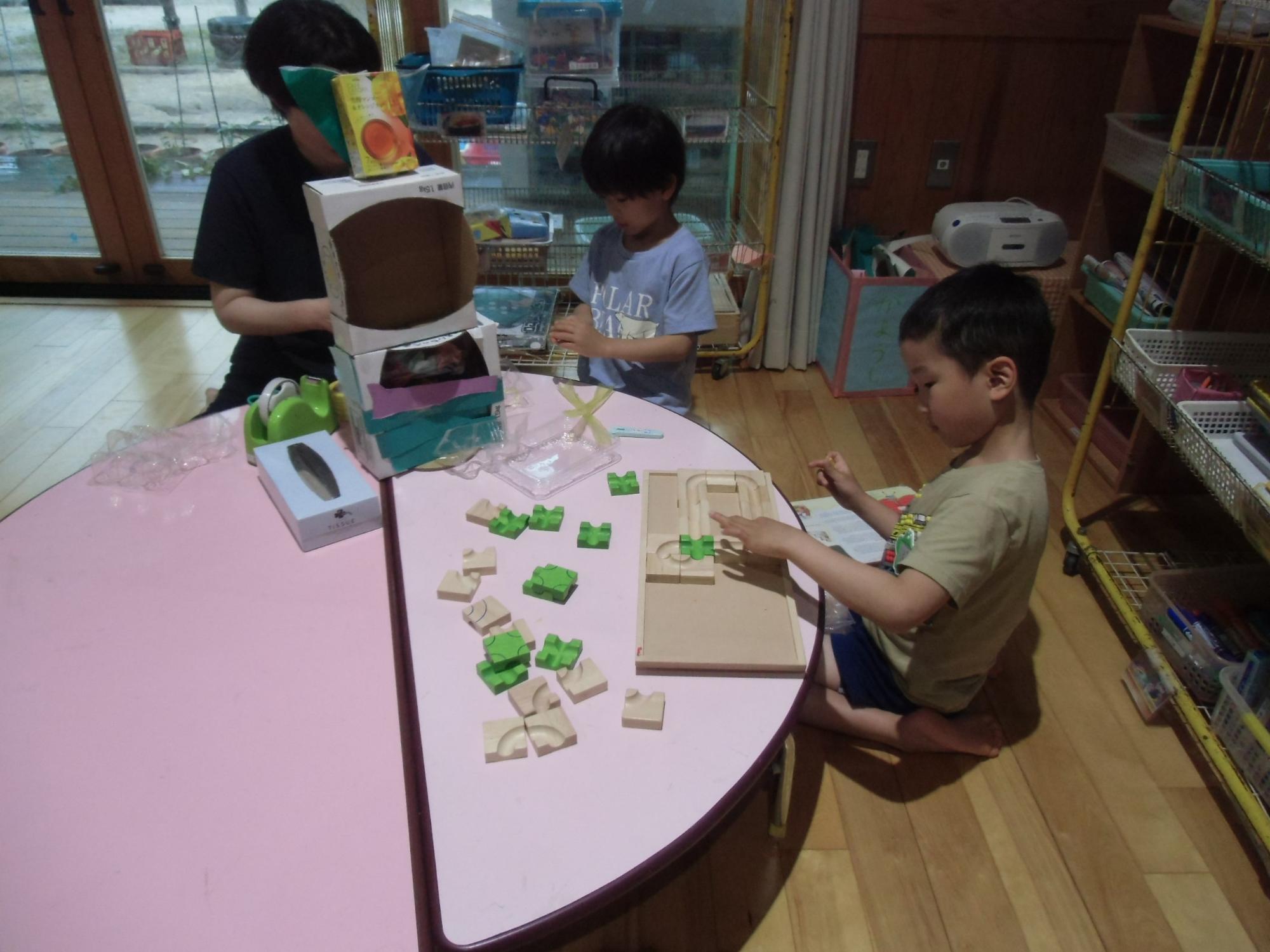 ブロックで遊ぶ様子