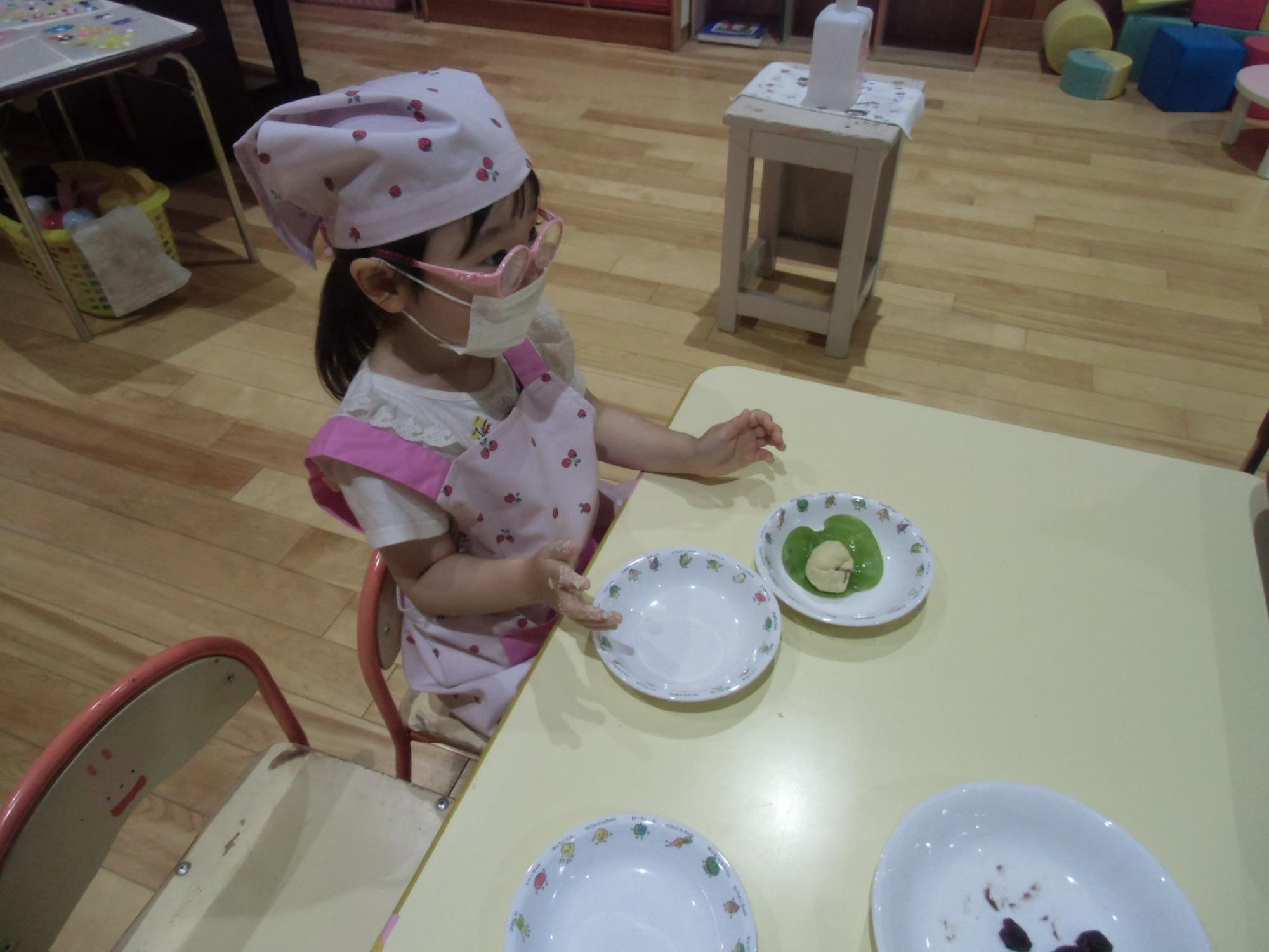 葉っぱの上に置く様子