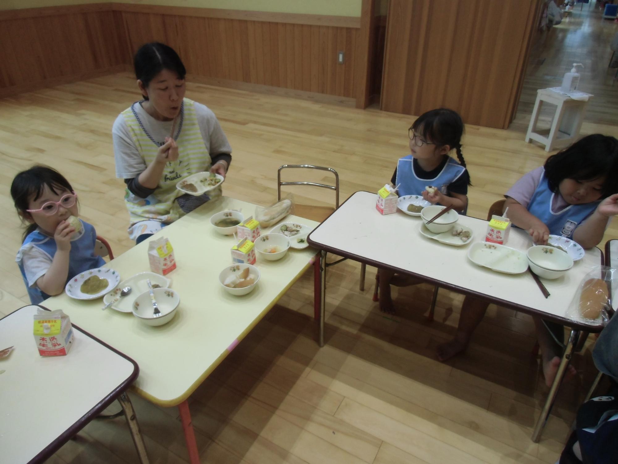 美味しく食べる様子