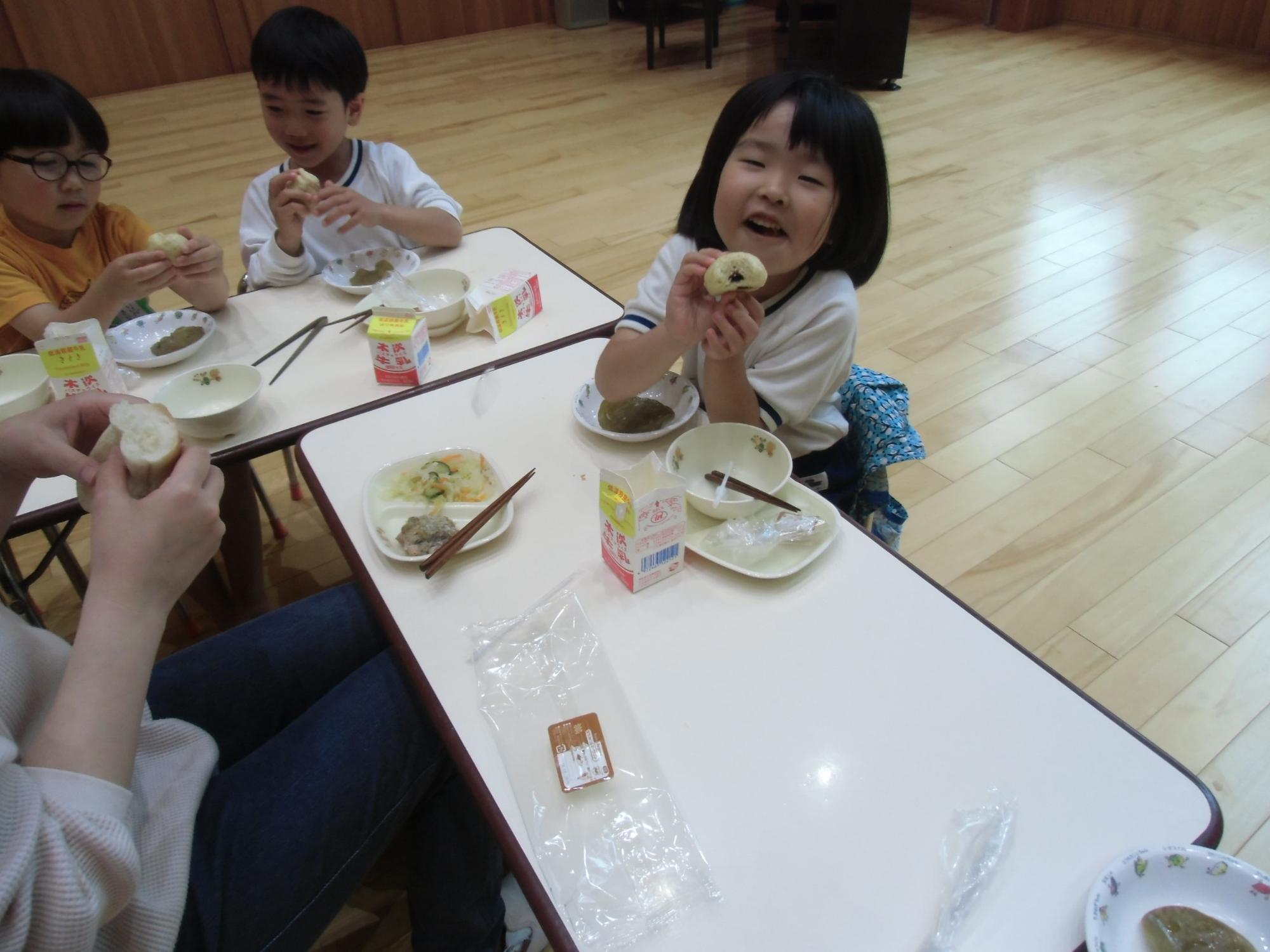 大きな口で食べる様子