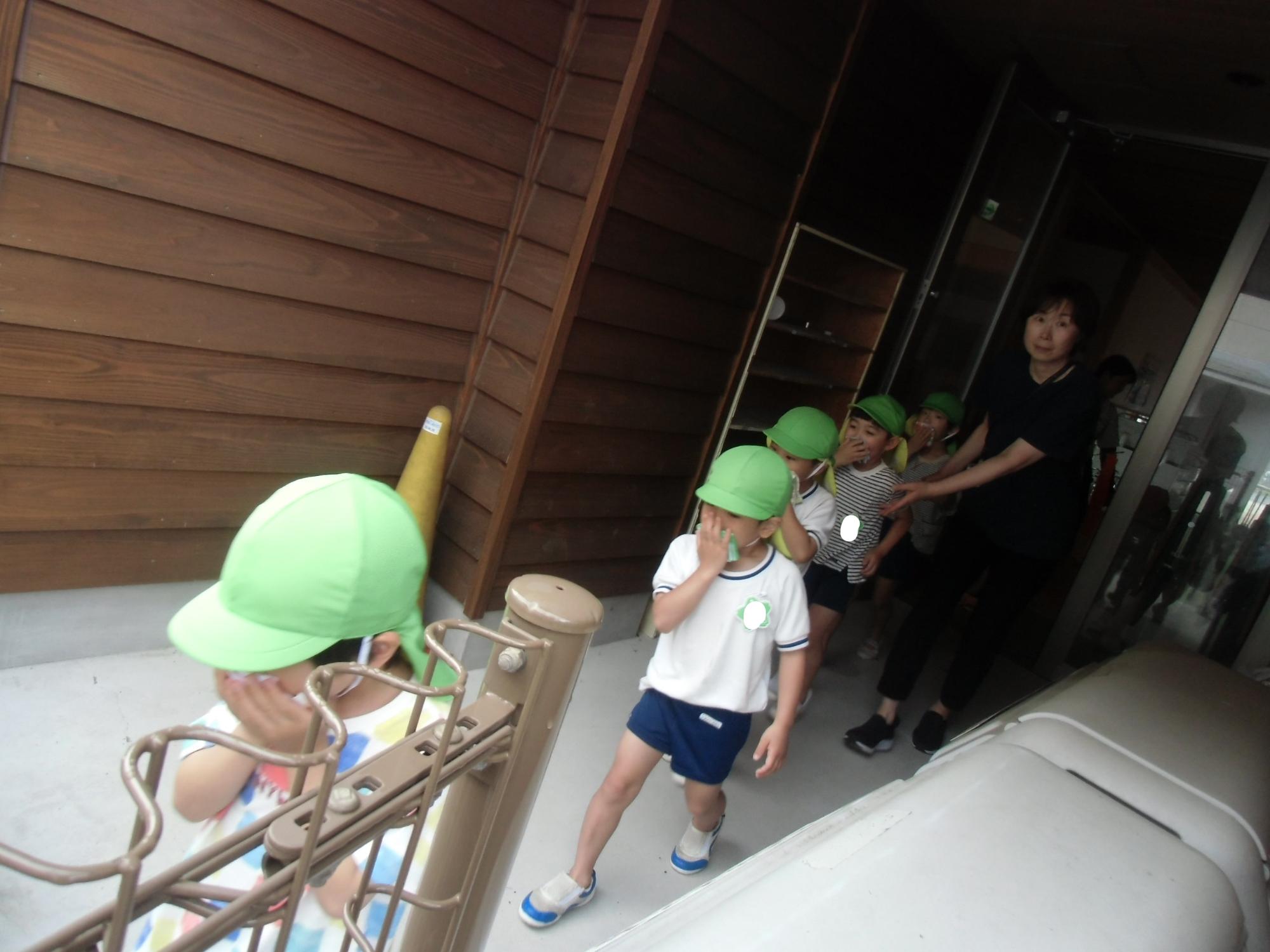 学園に避難する様子