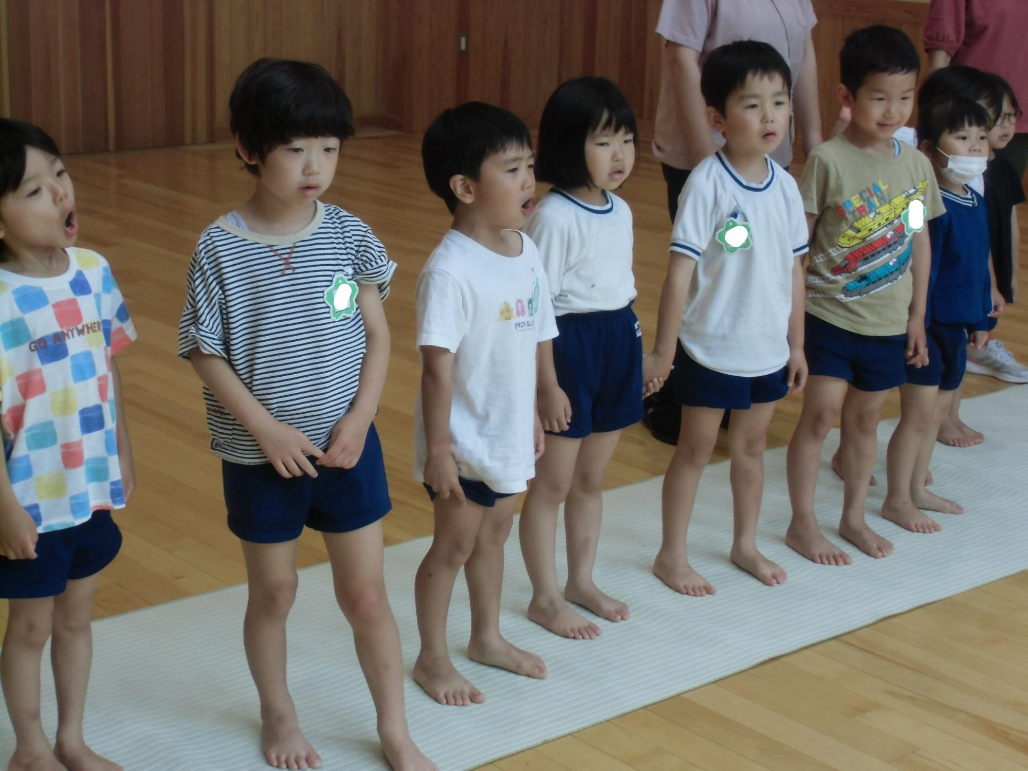 歌をプレゼントするこども達