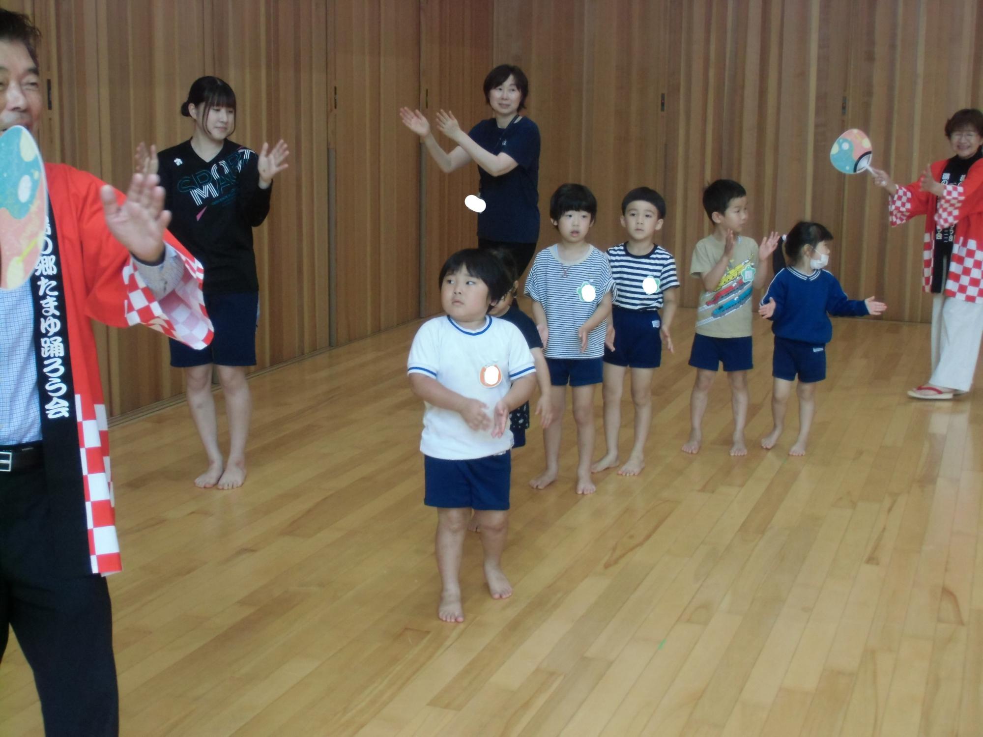 盆踊りの練習の様子