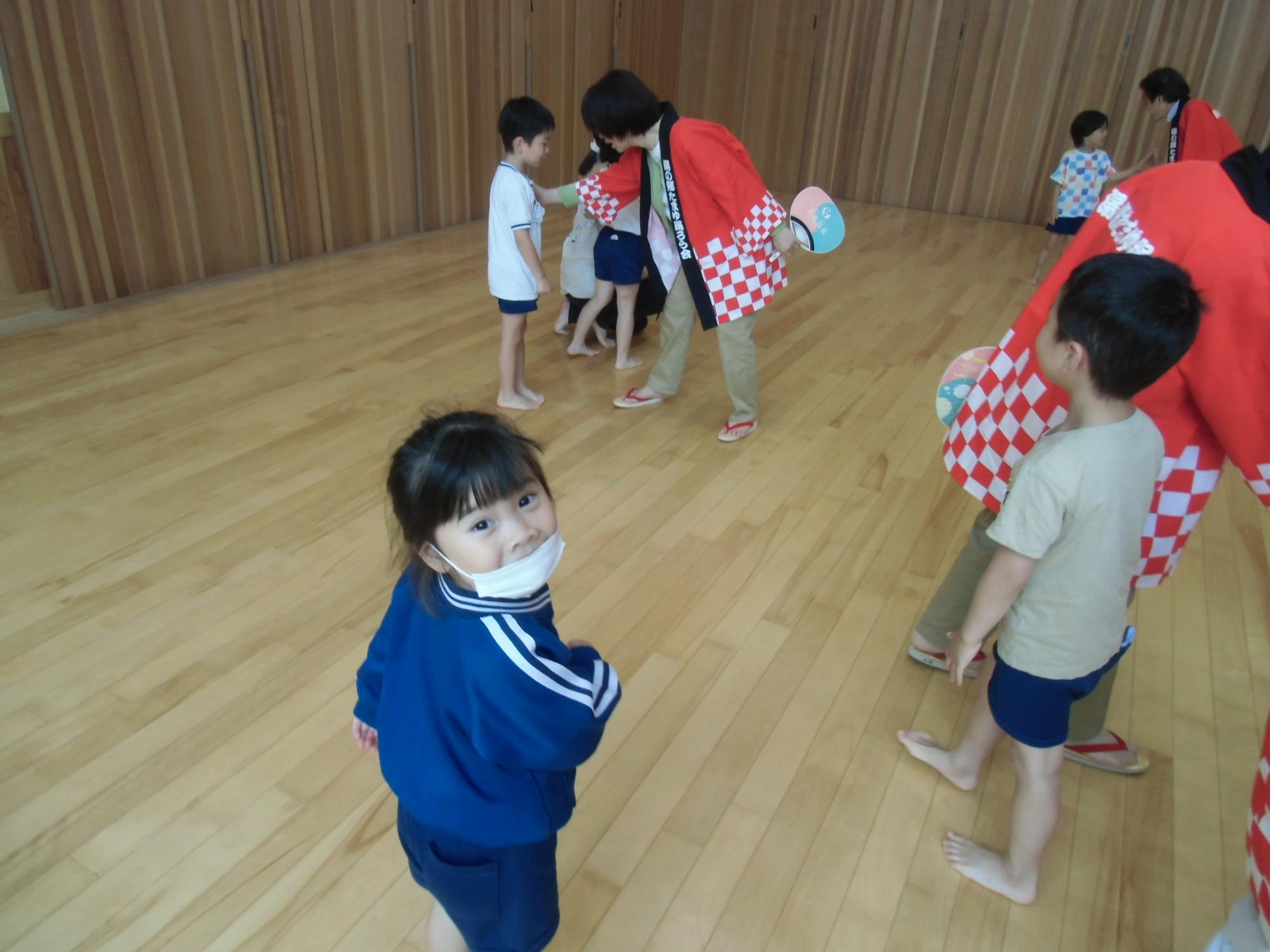 皆でお礼をする様子