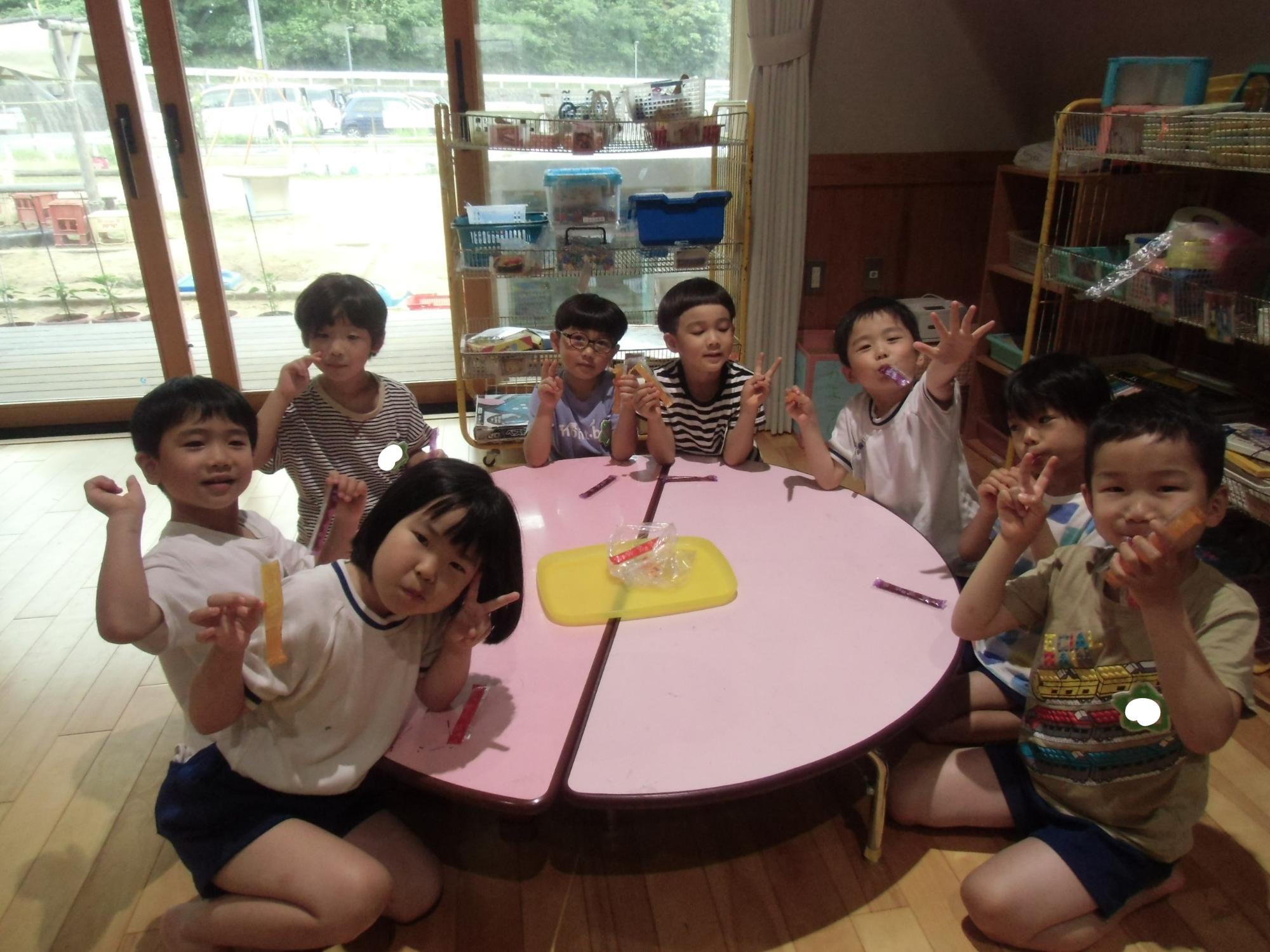 おやつを食べる様子