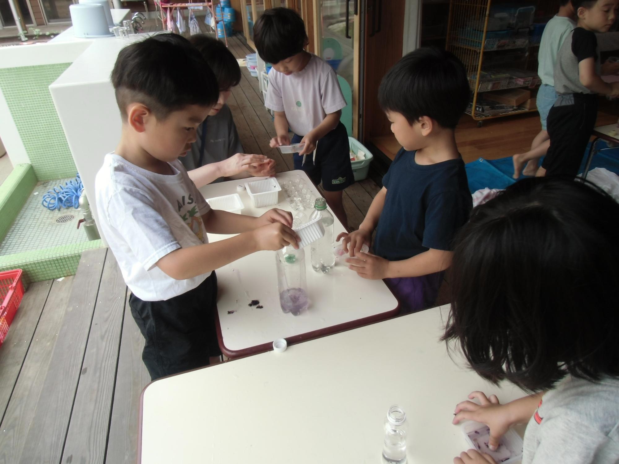 色水遊びの様子
