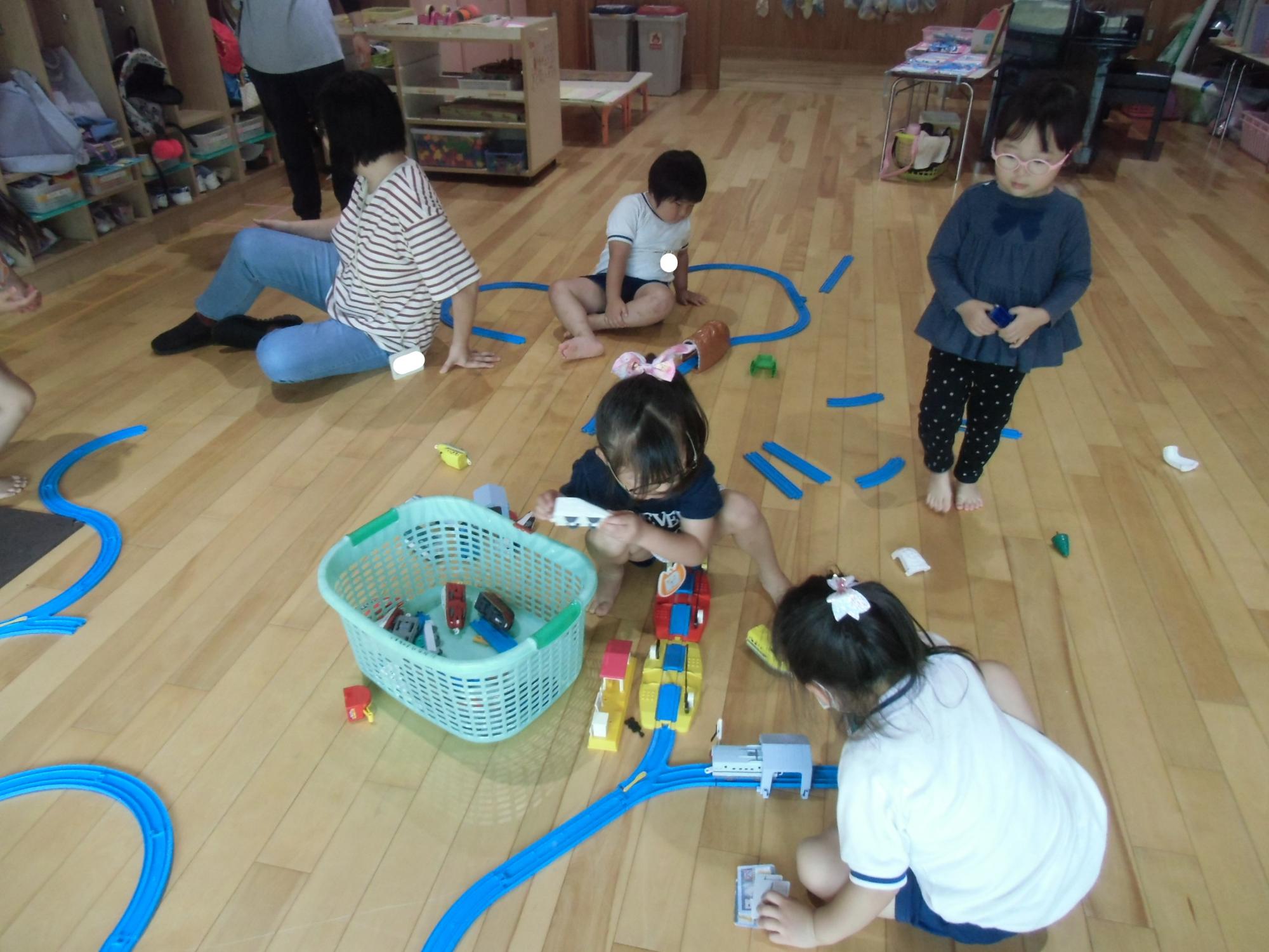 プラレールで遊ぶ様子