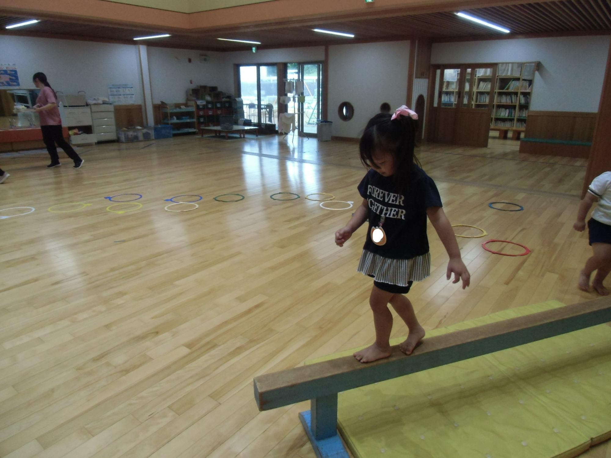 平均台を渡る様子