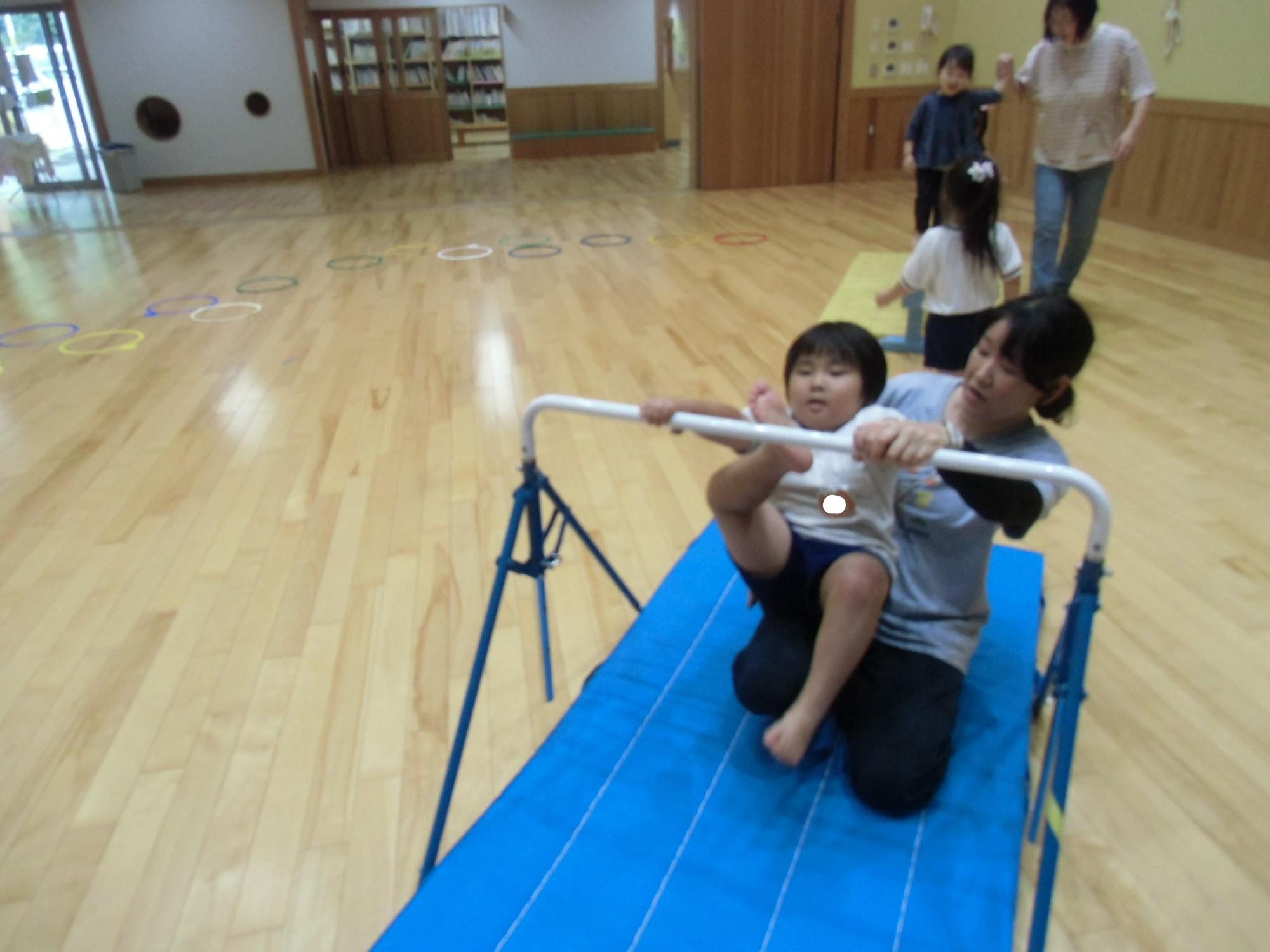 鉄棒で遊ぶ様子