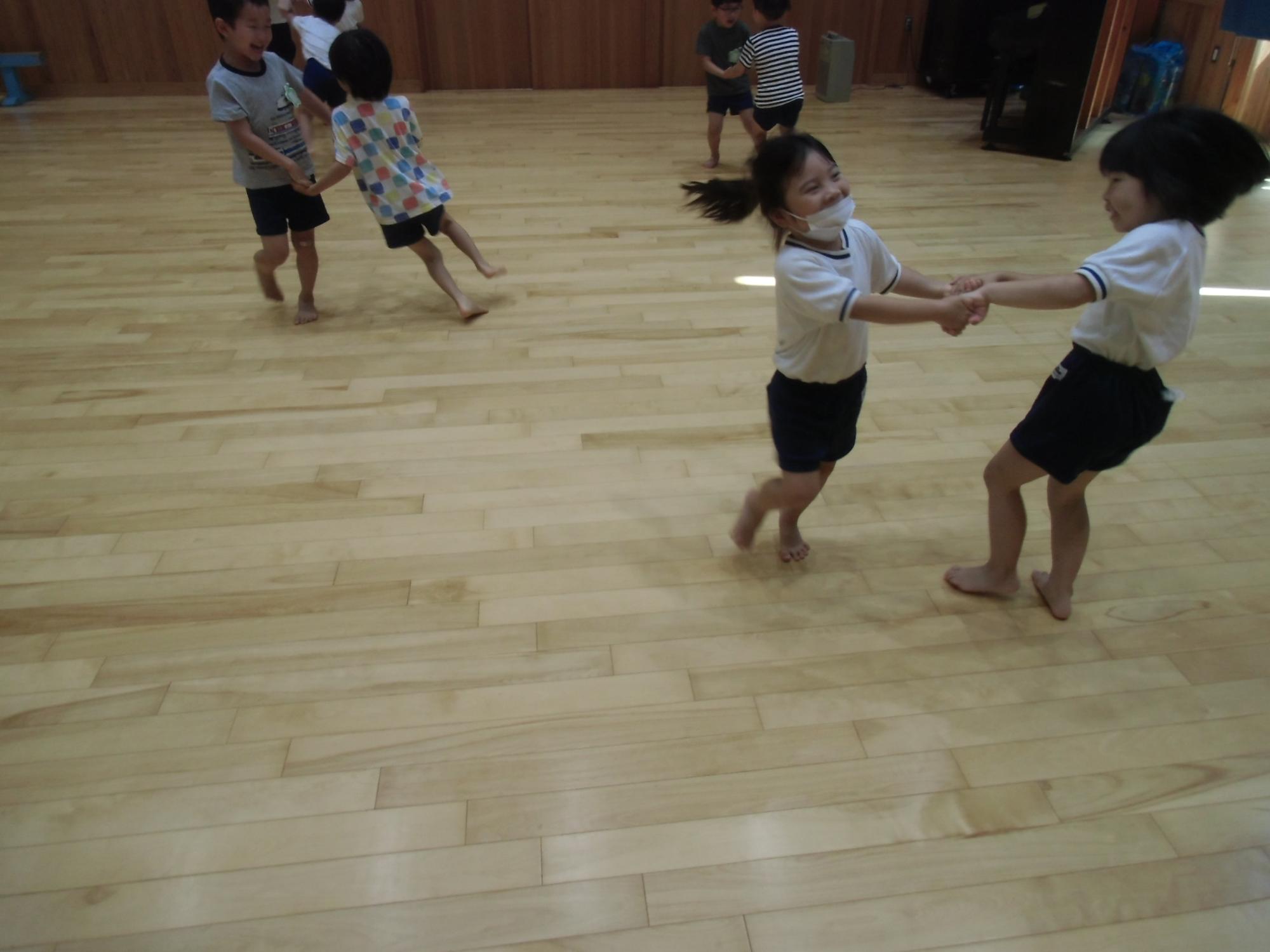 二人組で体操する様子
