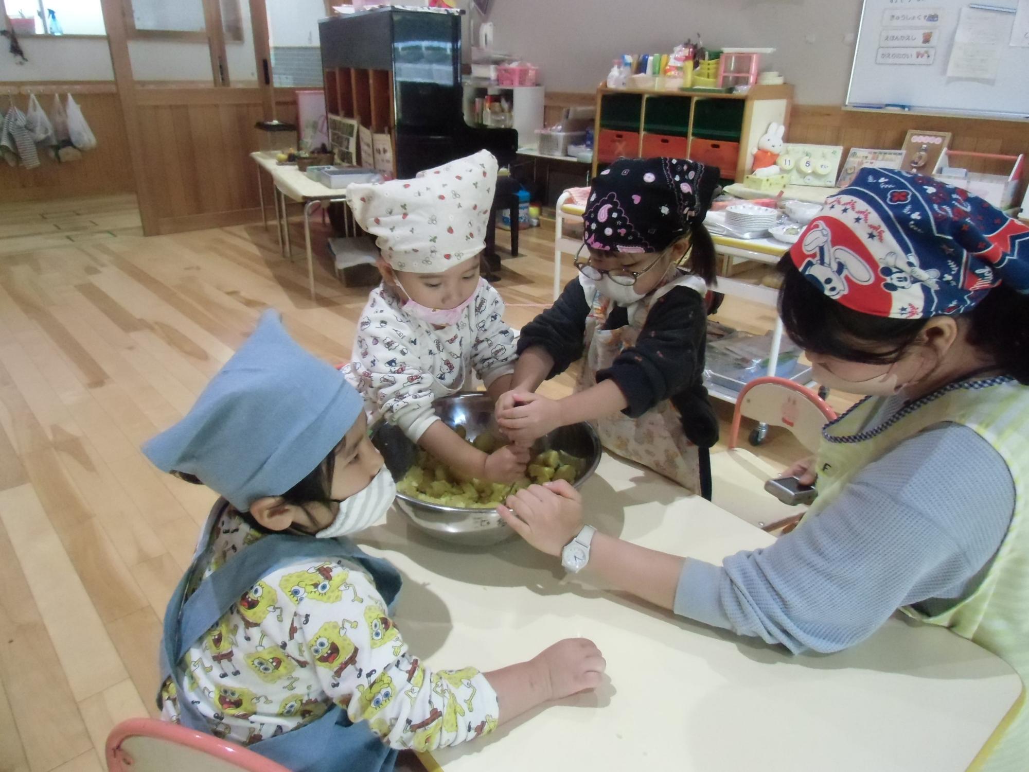 いもをつぶす様子