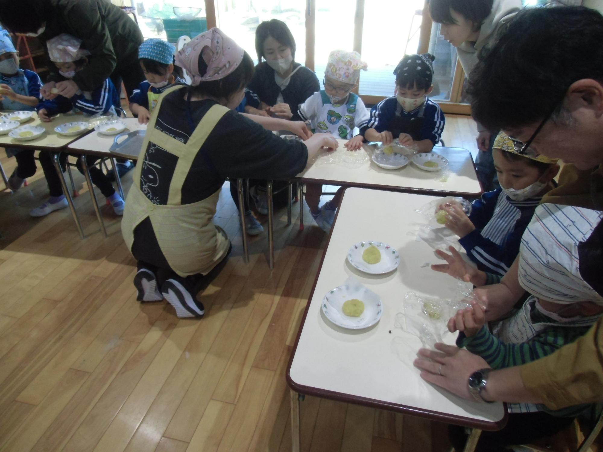 芋を丸める様子