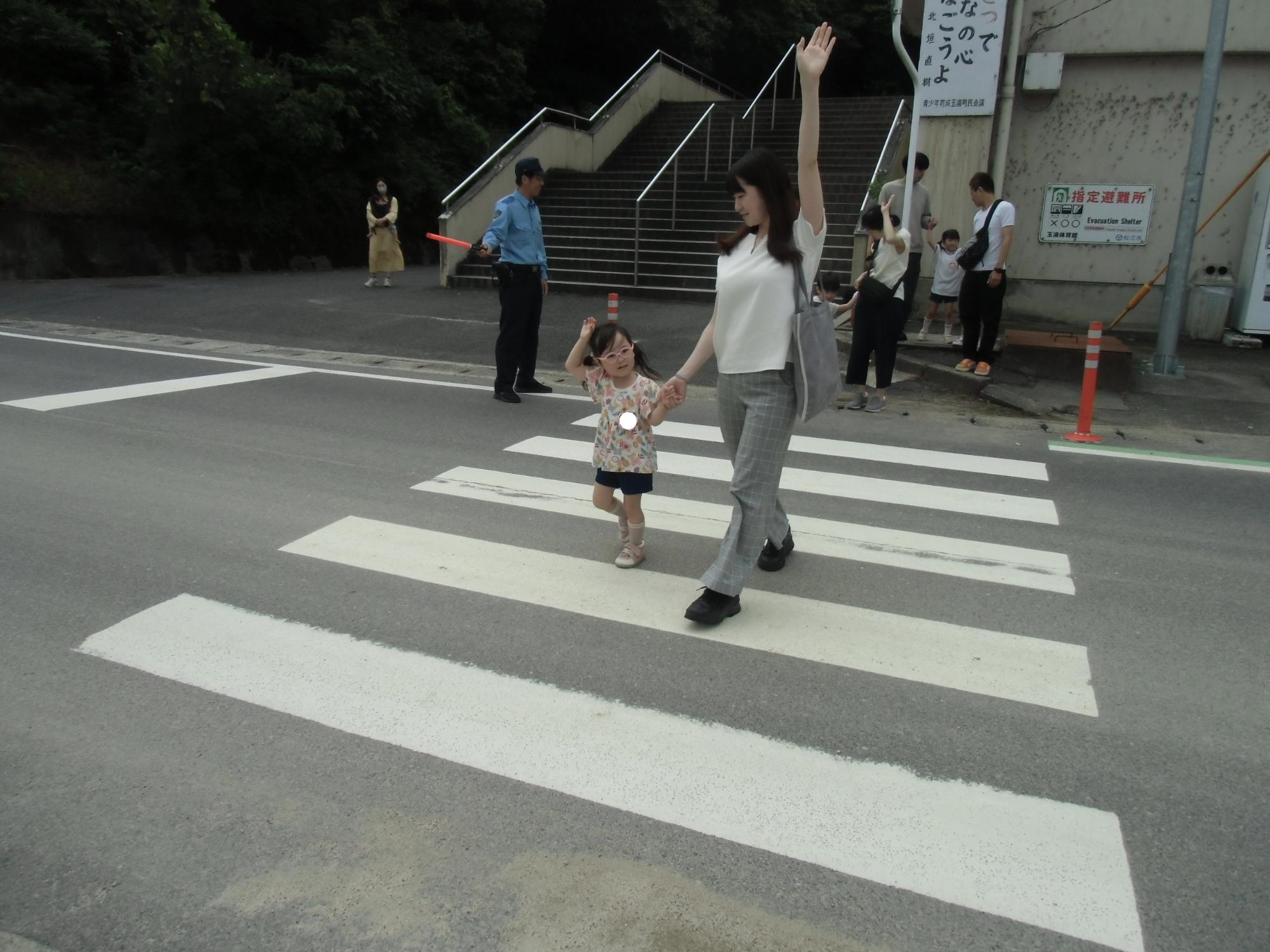 横断歩道を上手に渡る様子