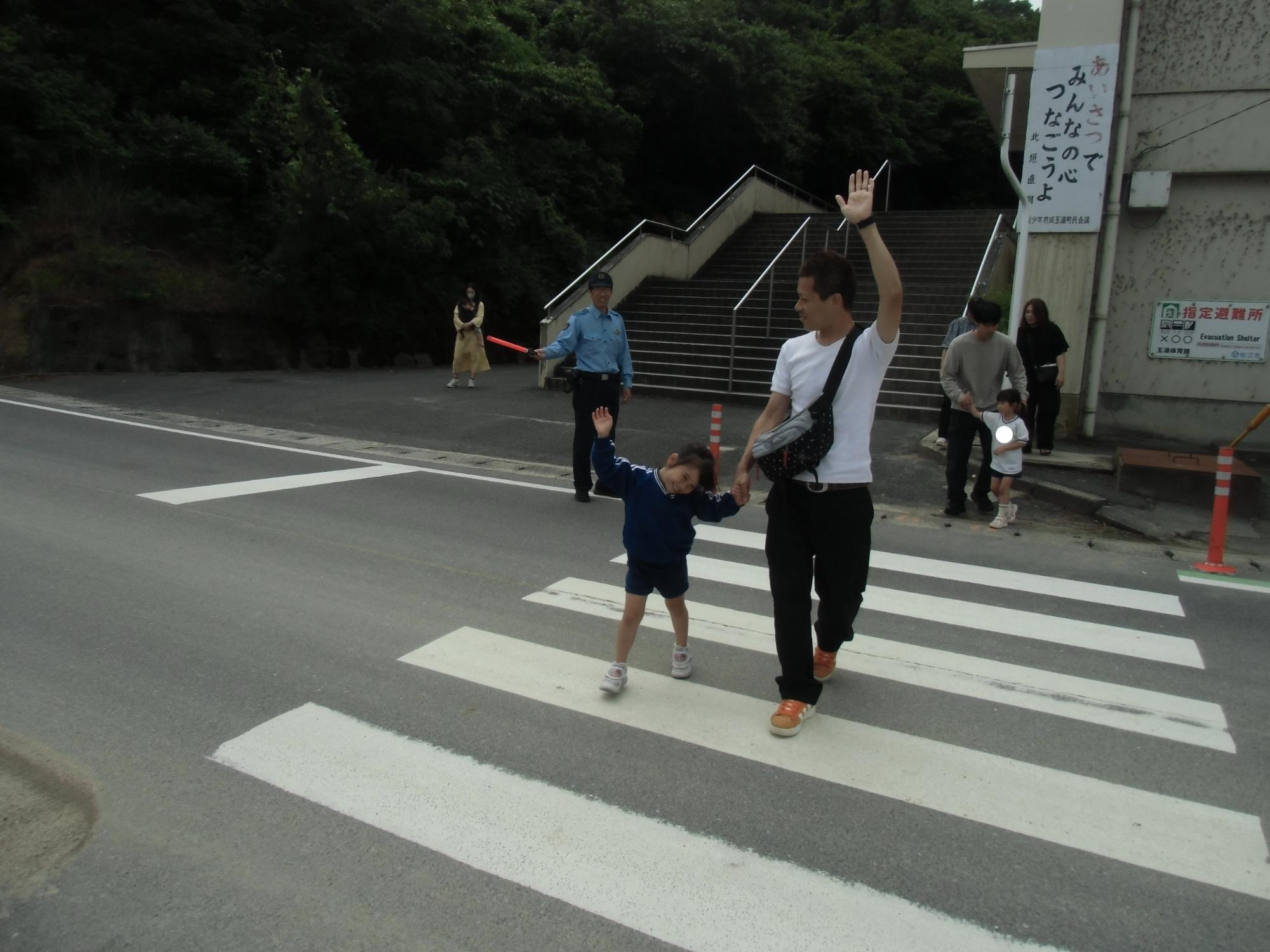 恥ずかしそうに渡る様子