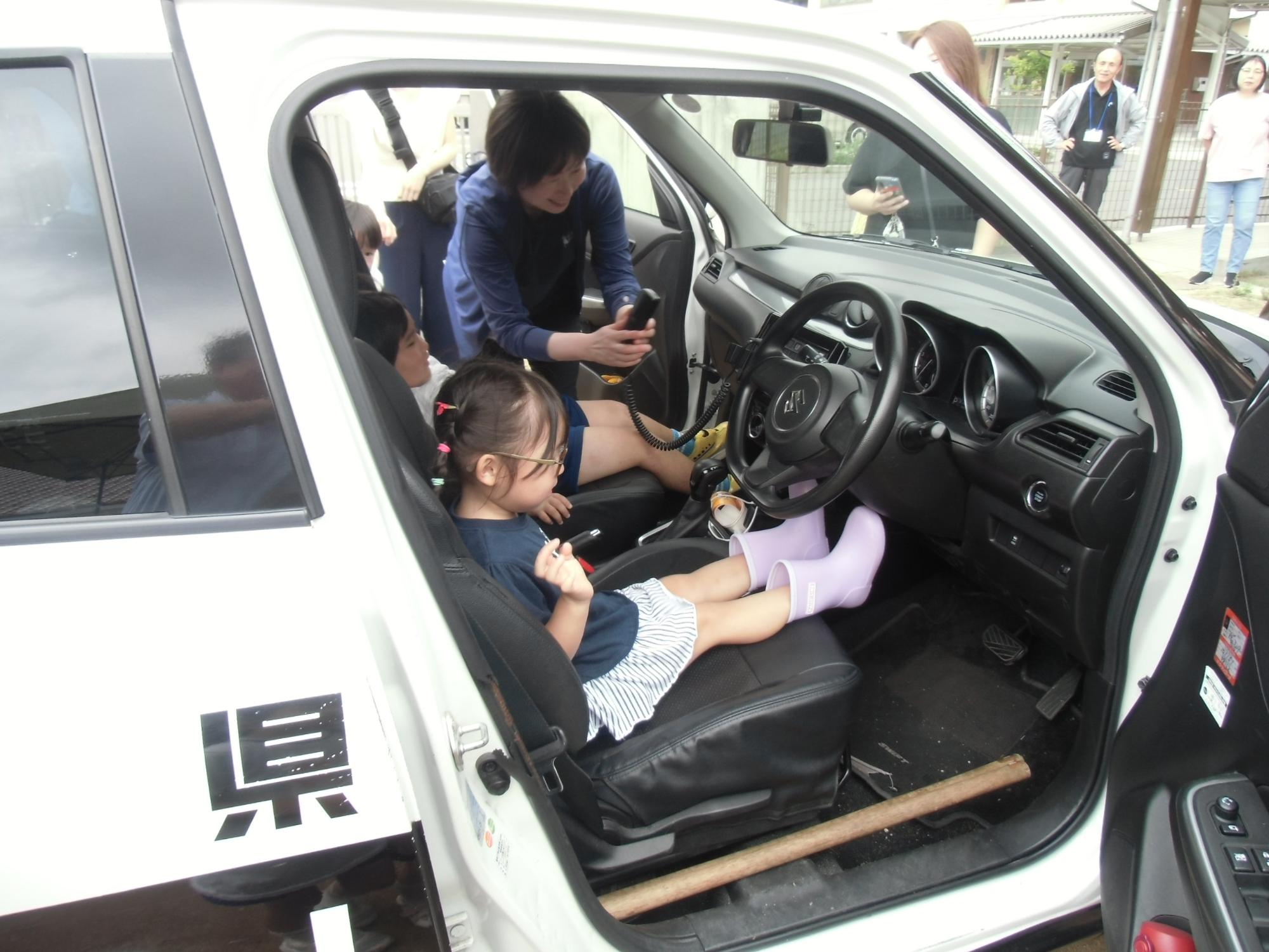パトカーで楽しむ様子