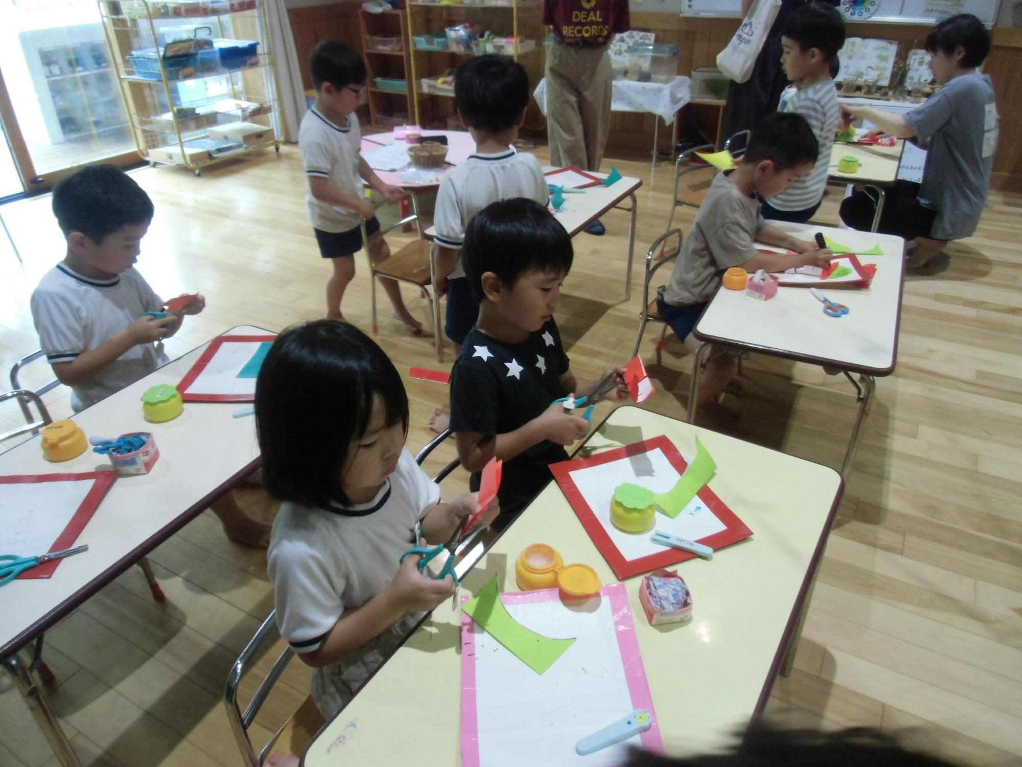 七夕飾りを作る様子