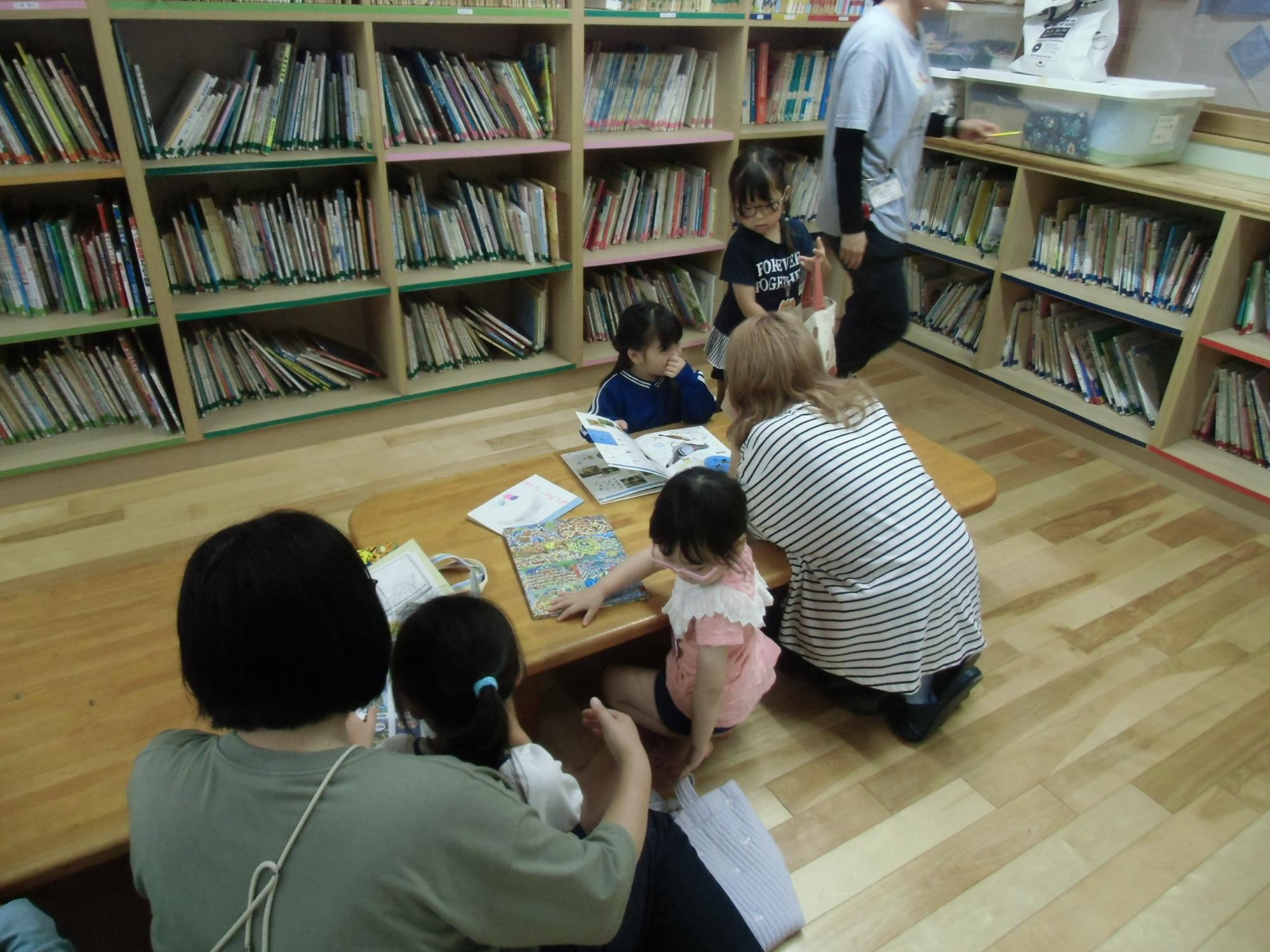 親子で絵本を読む様子
