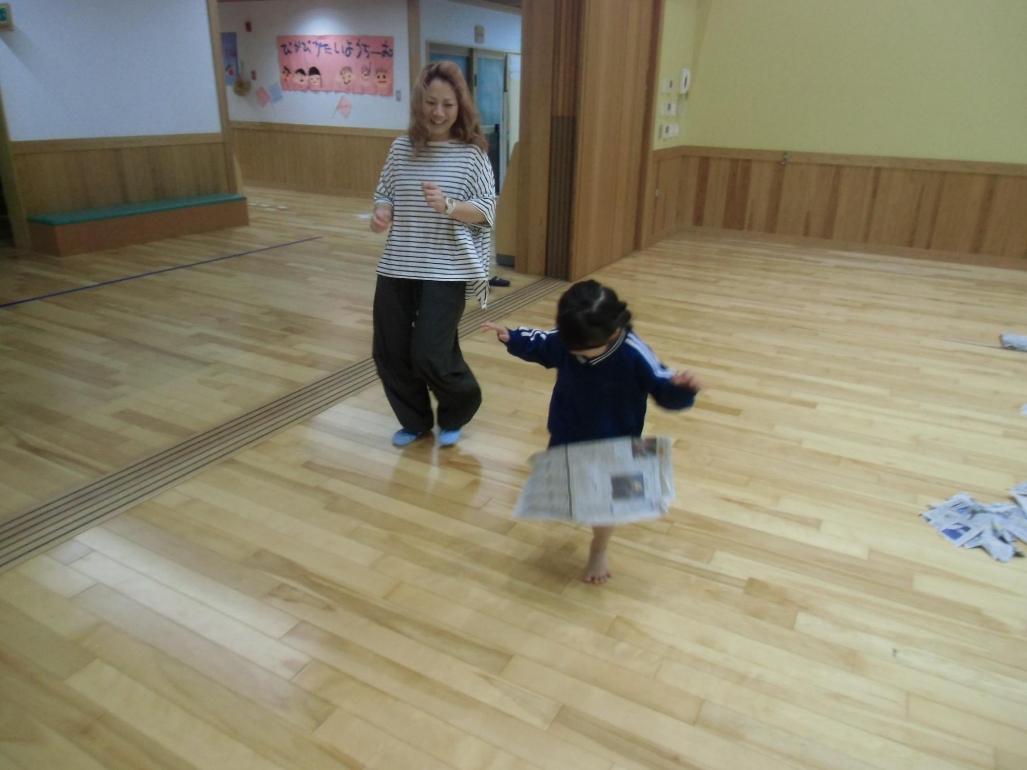 新聞紙で遊ぶ様子