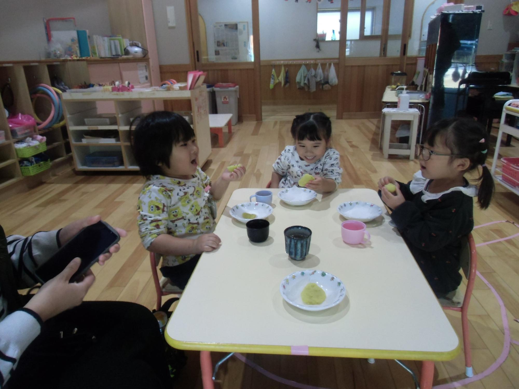 うさぎ組が食べる様子