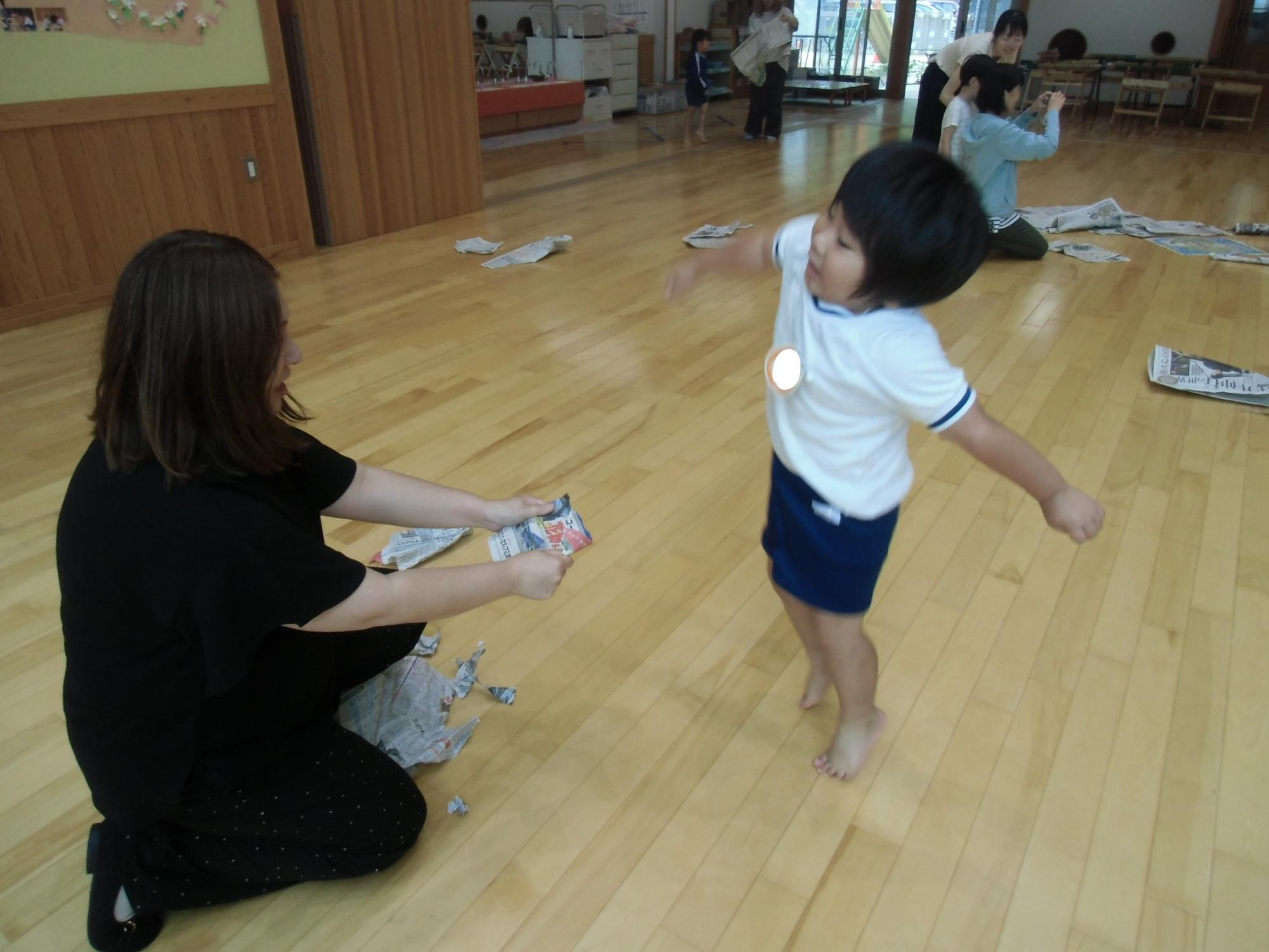 新聞紙を破る様子